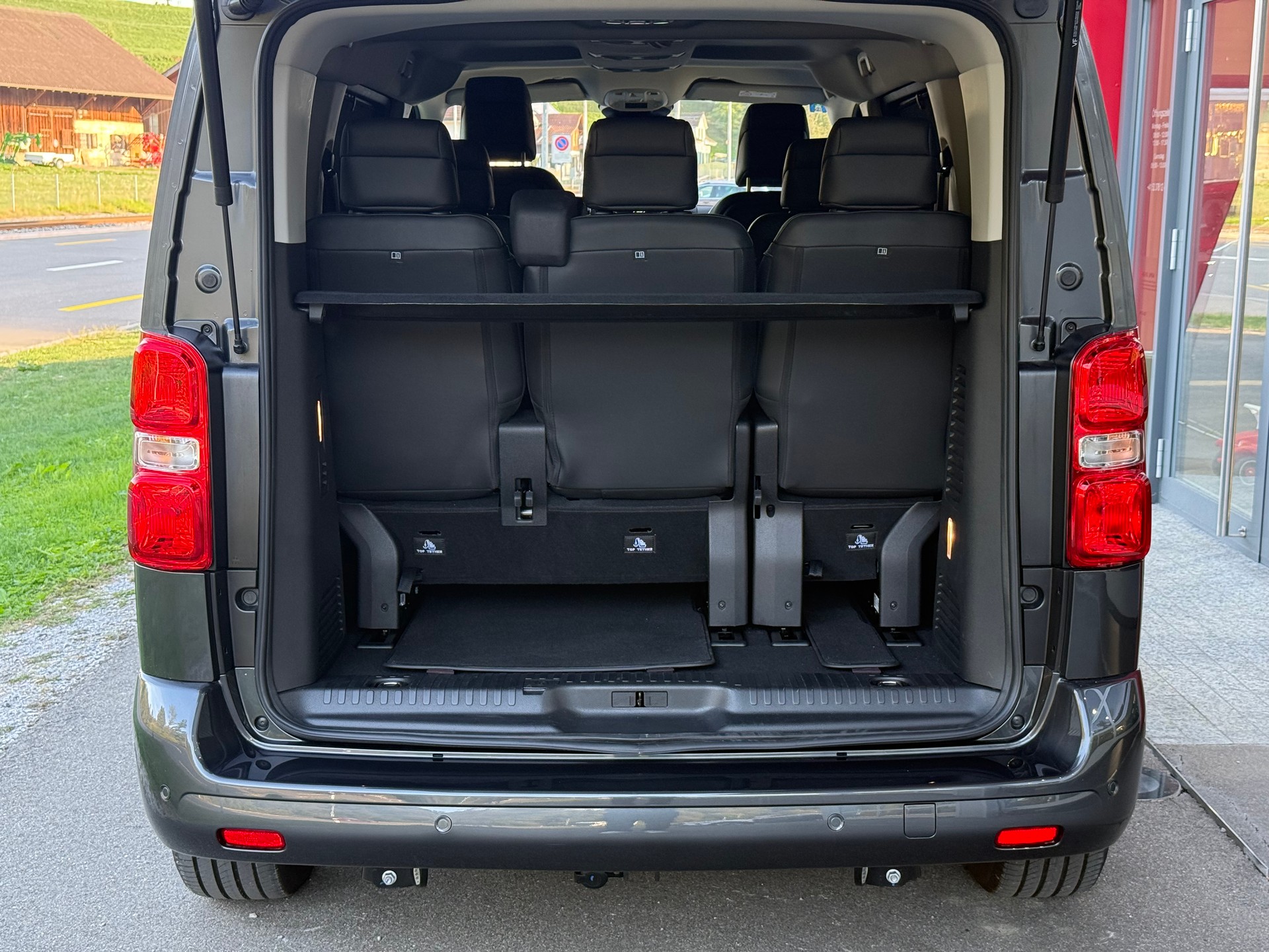 PEUGEOT Traveller 2.2 BlueHDi Business VIP Standard EAT8-image-10