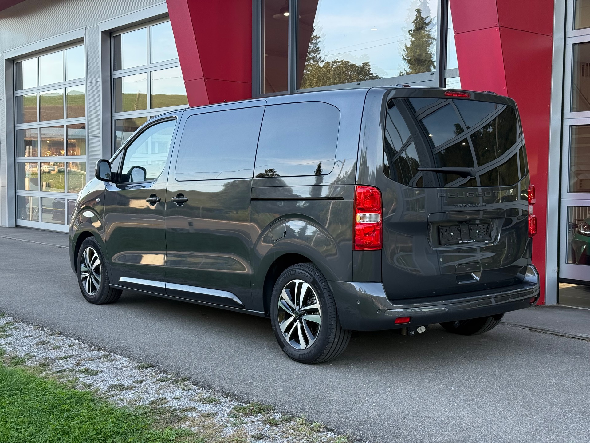 PEUGEOT Traveller 2.2 BlueHDi Business VIP Standard EAT8-image-2