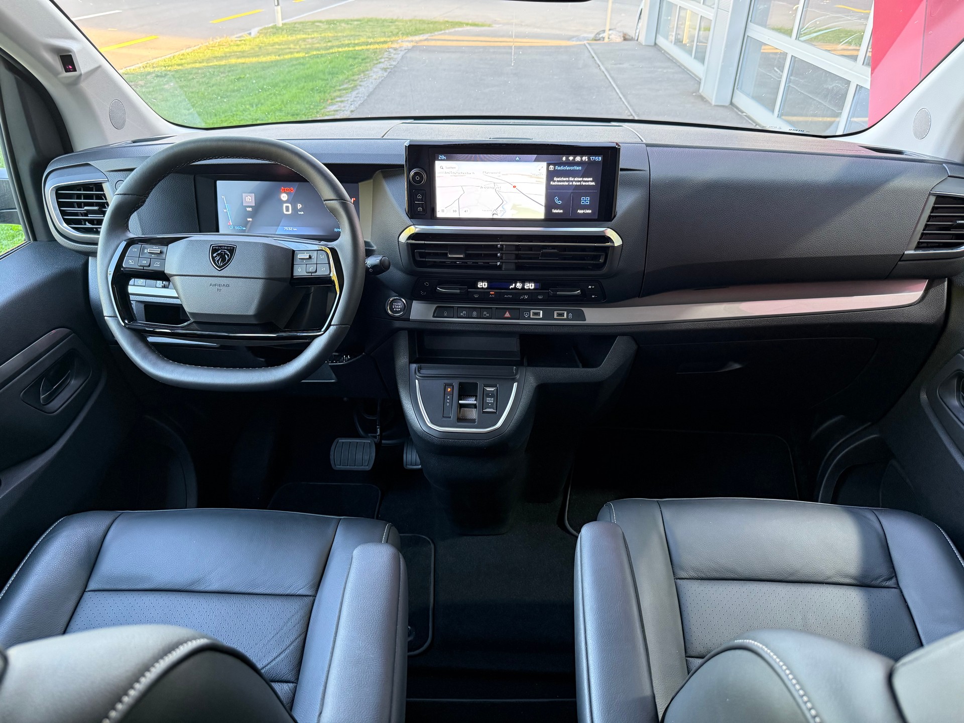 PEUGEOT Traveller 2.2 BlueHDi Business VIP Standard EAT8-image-5