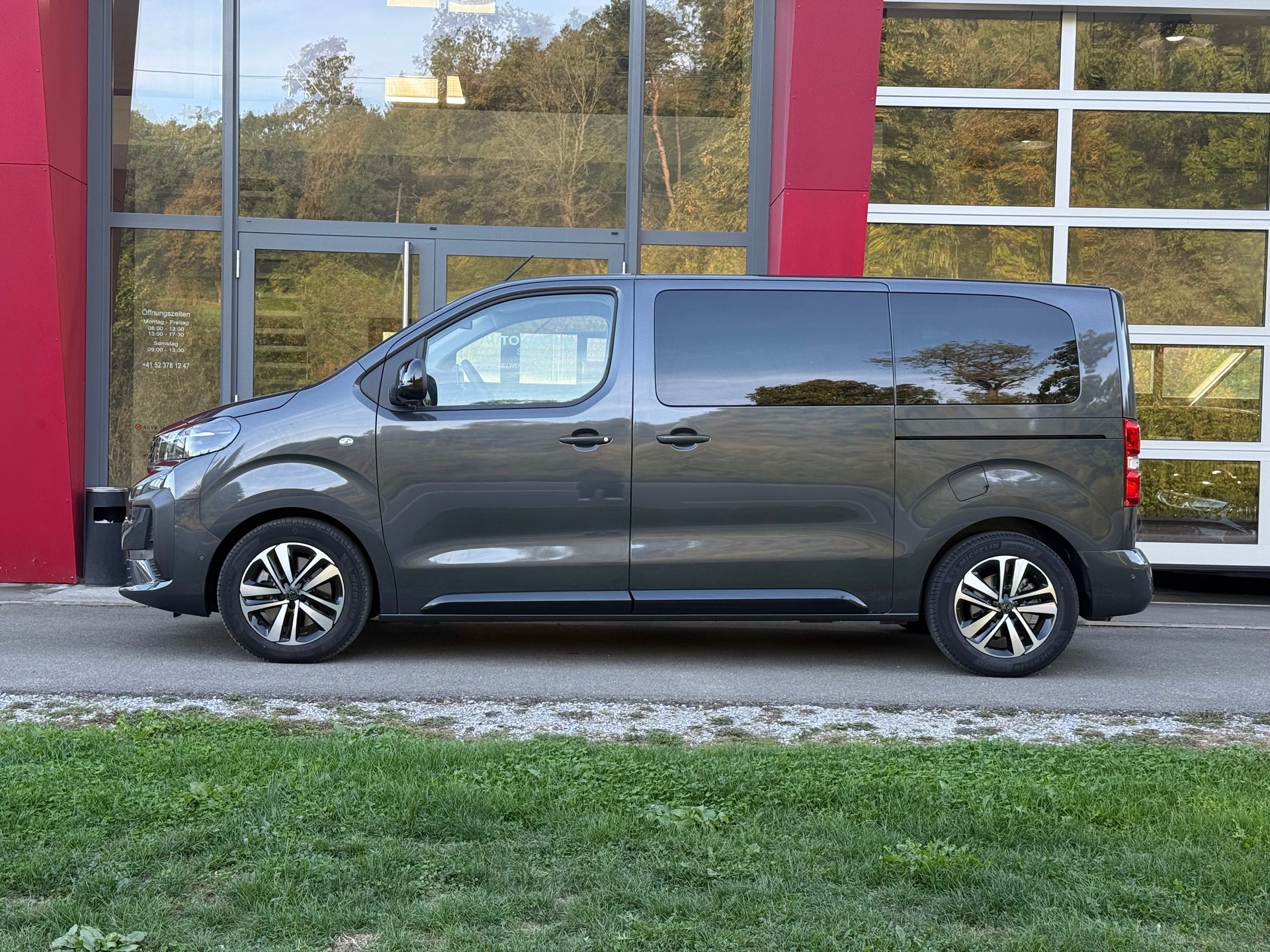 PEUGEOT Traveller 2.2 BlueHDi Business VIP Standard EAT8-image-1