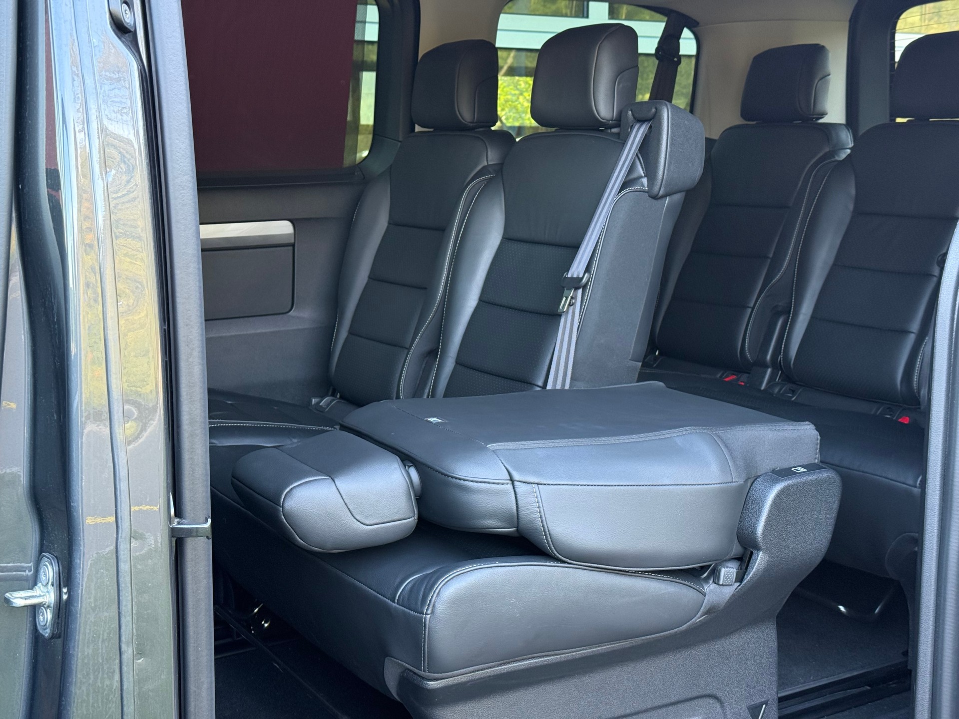 PEUGEOT Traveller 2.2 BlueHDi Business VIP Standard EAT8-image-8