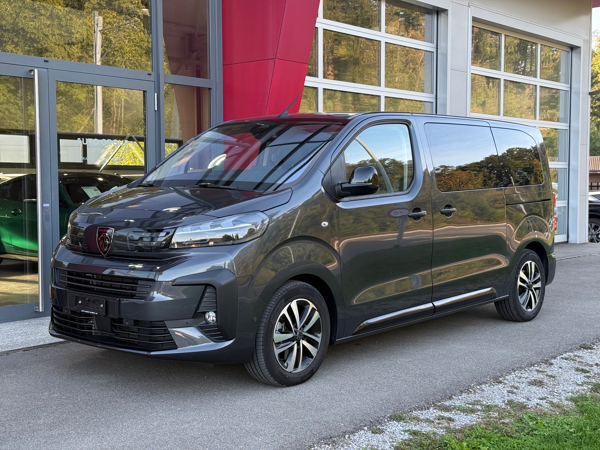 PEUGEOT Traveller 2.2 BlueHDi Business VIP Standard EAT8-image-0