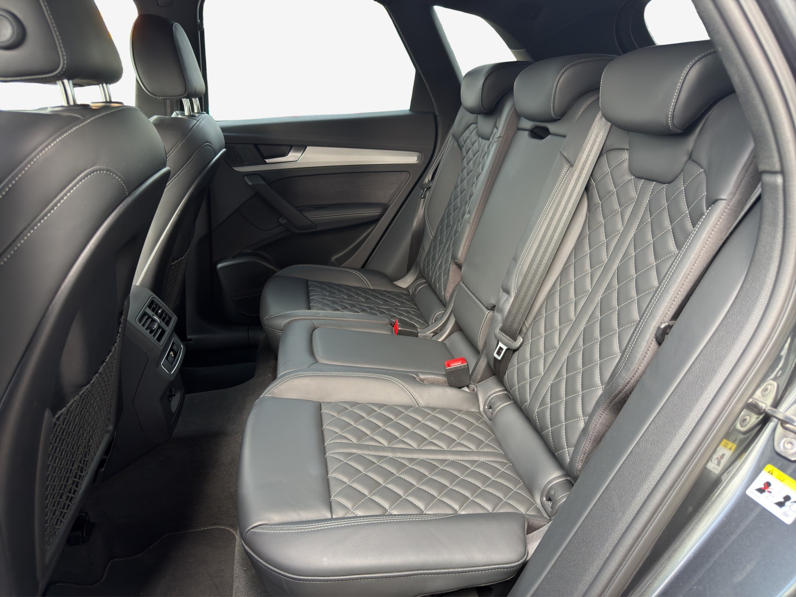 AUDI Q5 40 TDI Black Edition quattro S-tronic-image-11