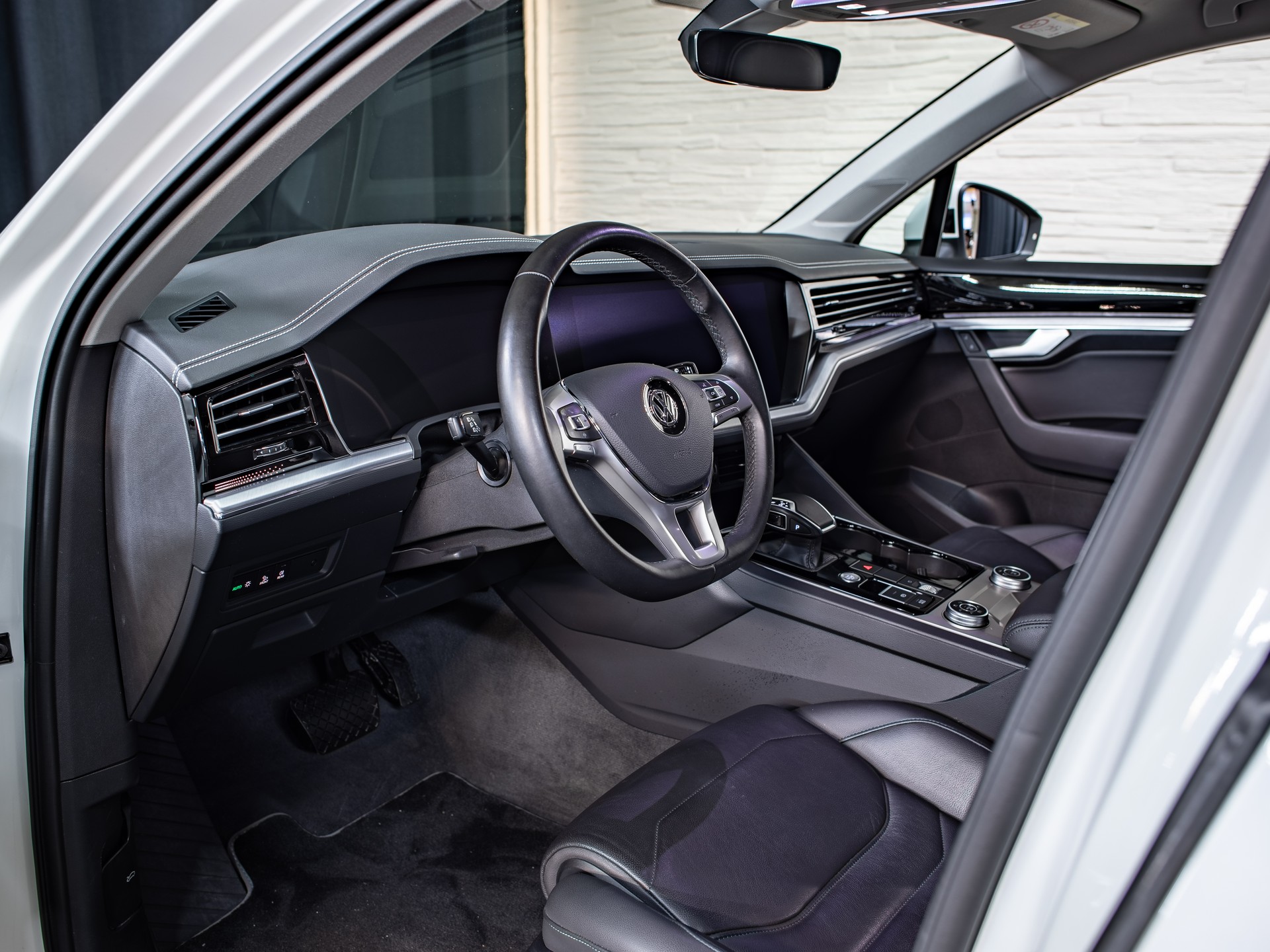 VW Touareg 3.0 TDI Elegance Tiptronic-image-5