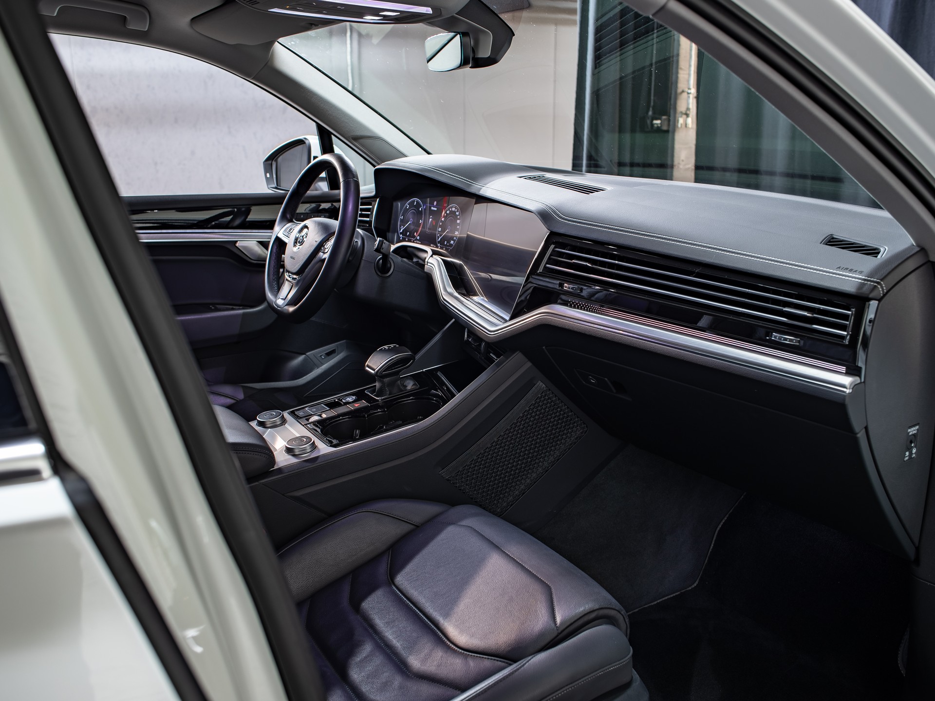 VW Touareg 3.0 TDI Elegance Tiptronic-image-6