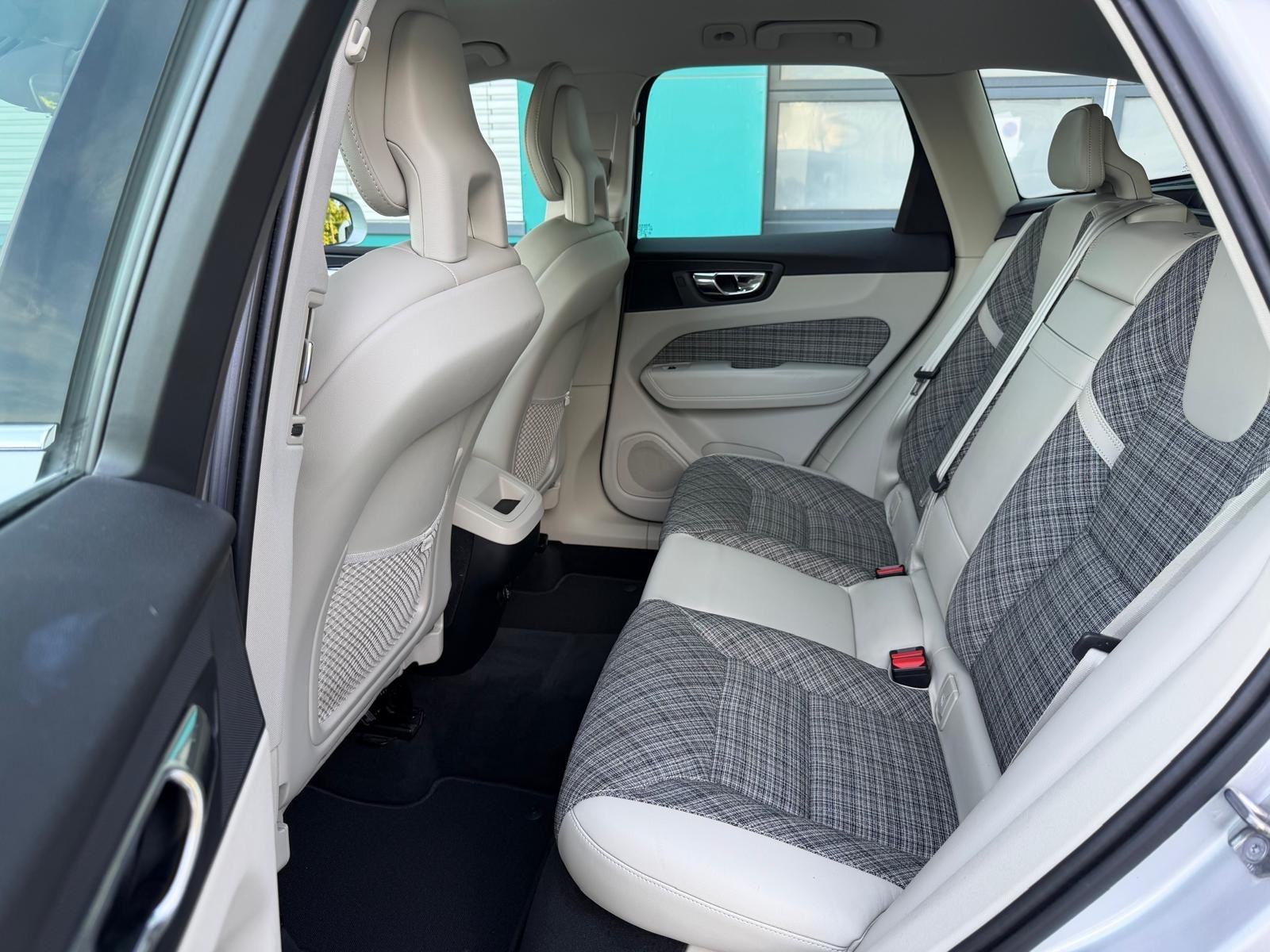 VOLVO XC60 D5 AWD Momentum Geartronic-image-12
