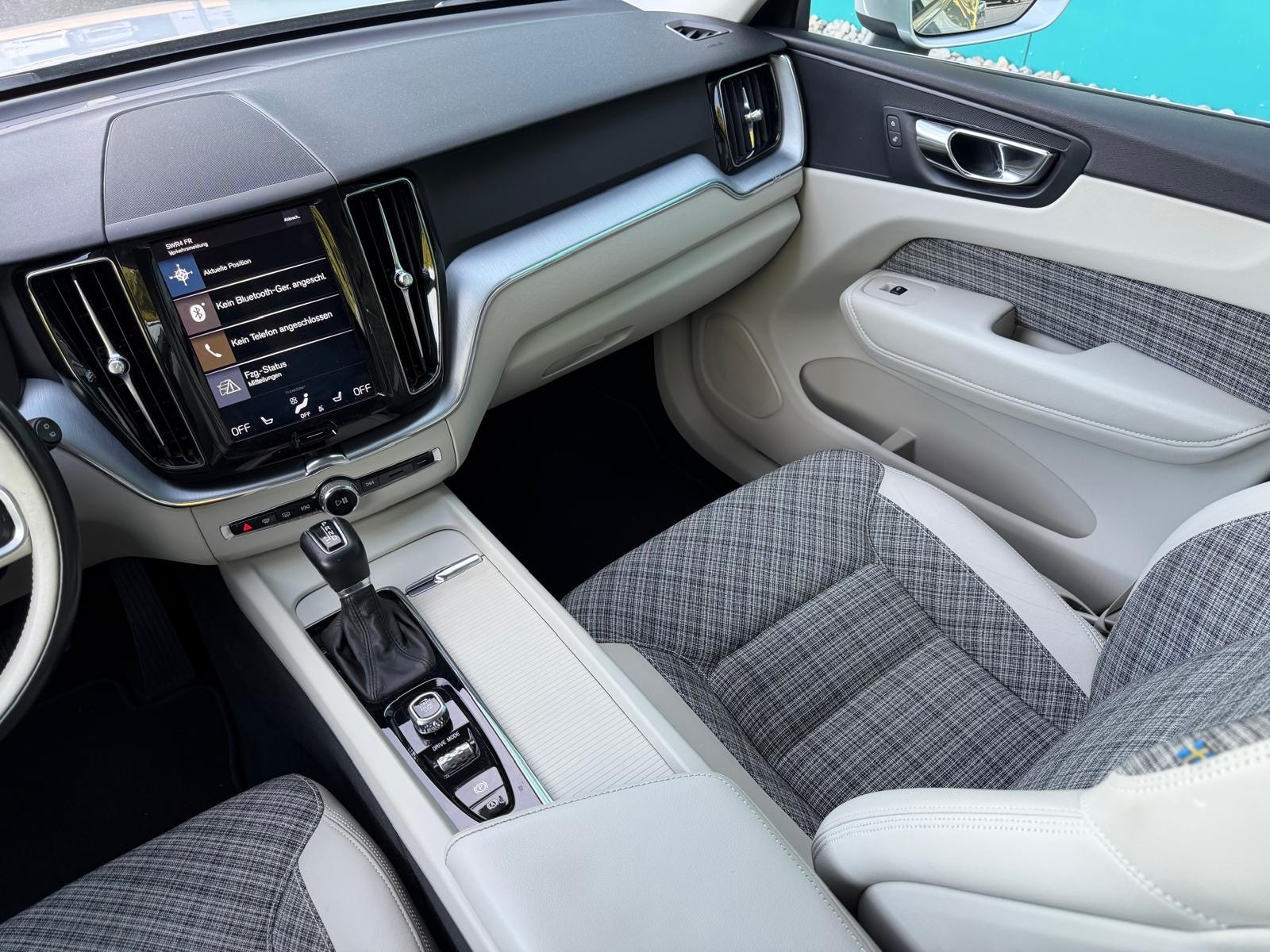 VOLVO XC60 D5 AWD Momentum Geartronic-image-11