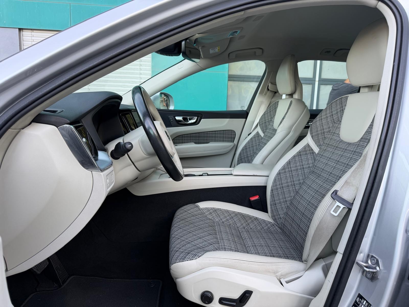 VOLVO XC60 D5 AWD Momentum Geartronic-image-6