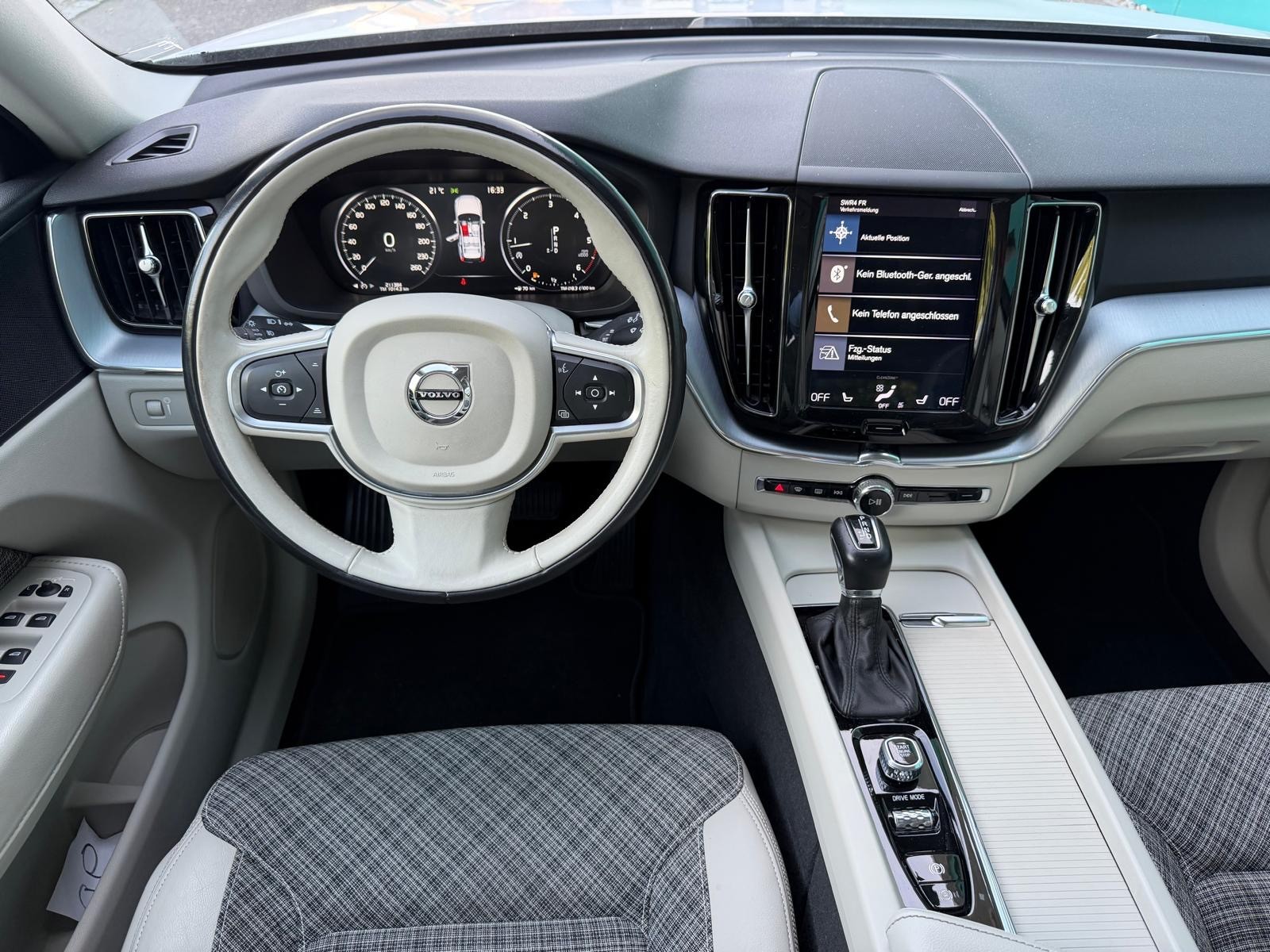 VOLVO XC60 D5 AWD Momentum Geartronic-image-9