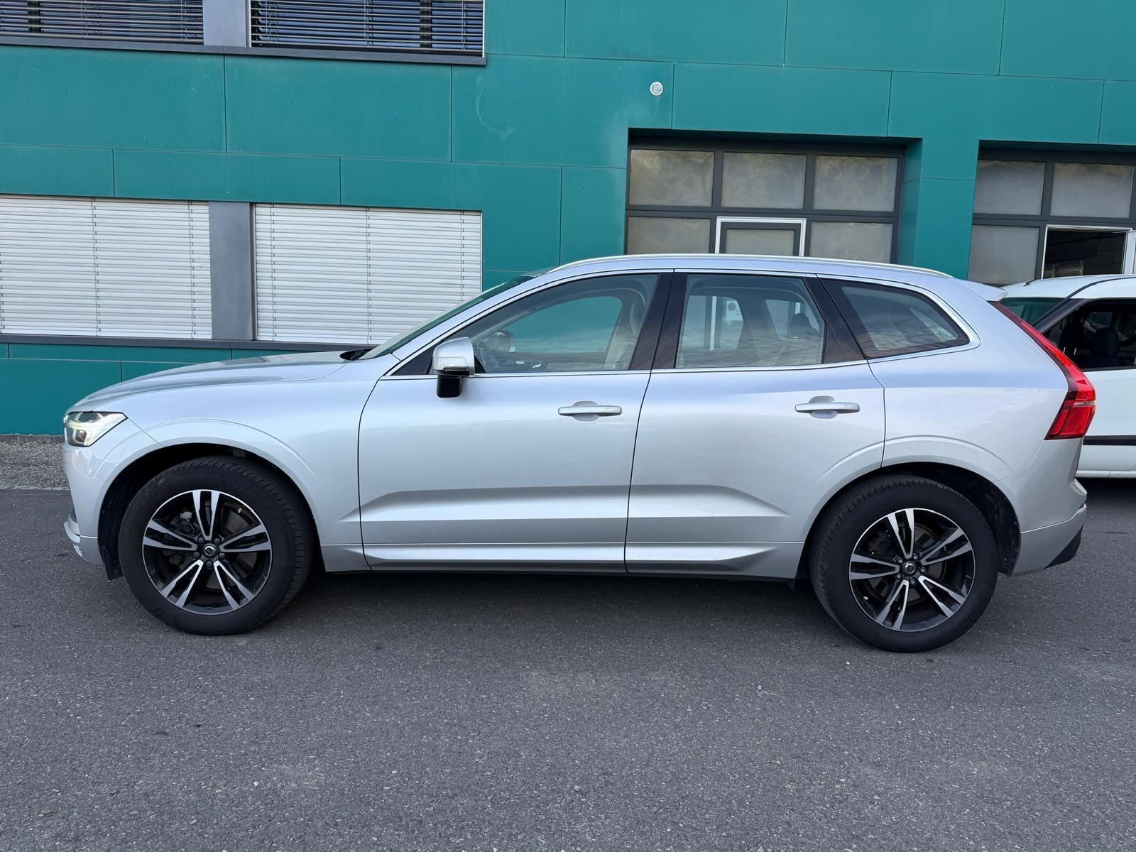 VOLVO XC60 D5 AWD Momentum Geartronic-image-5
