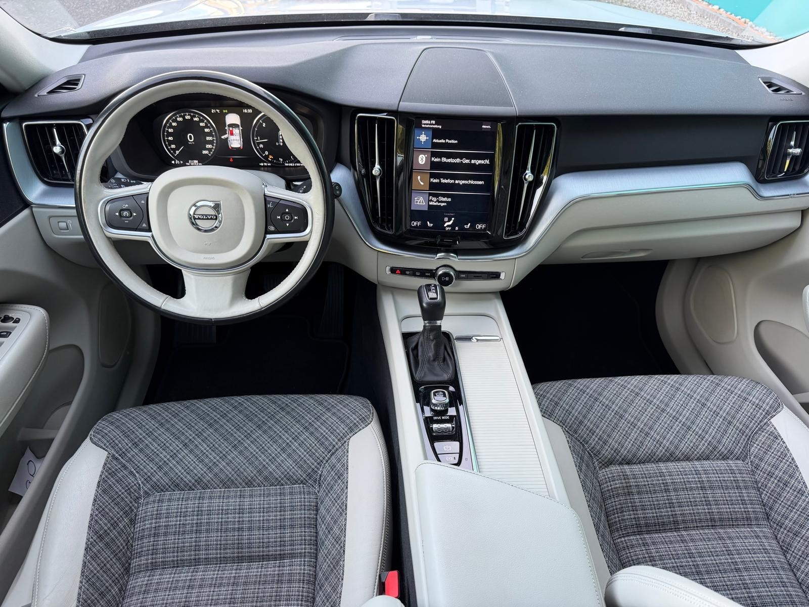 VOLVO XC60 D5 AWD Momentum Geartronic-image-8