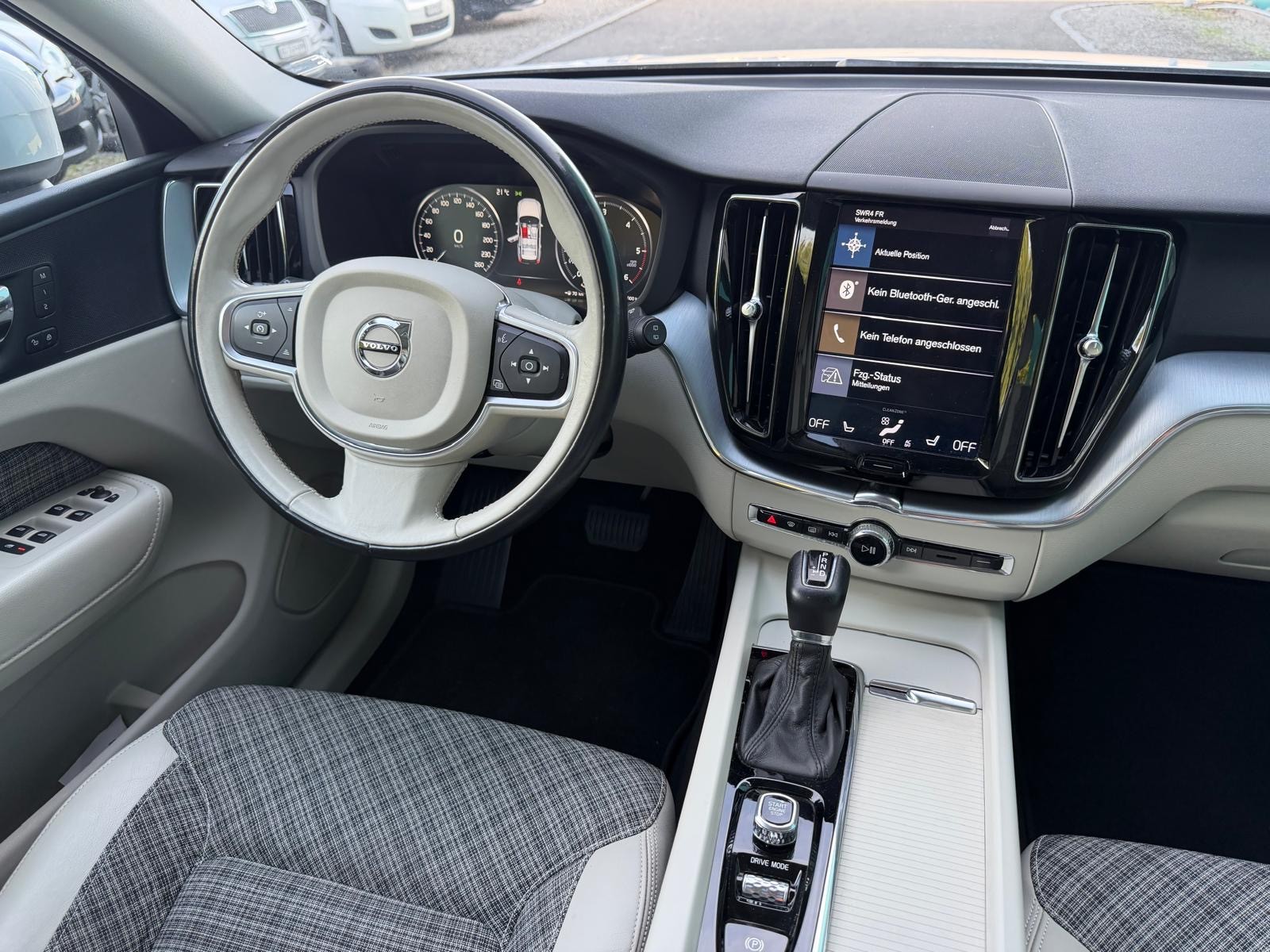 VOLVO XC60 D5 AWD Momentum Geartronic-image-7