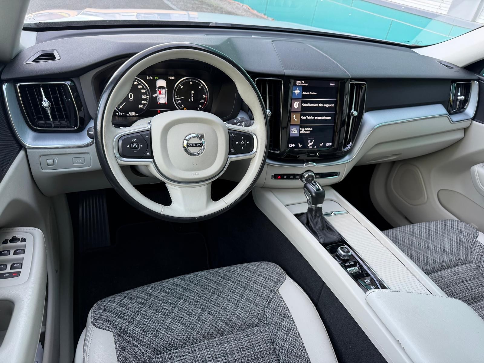 VOLVO XC60 D5 AWD Momentum Geartronic-image-10