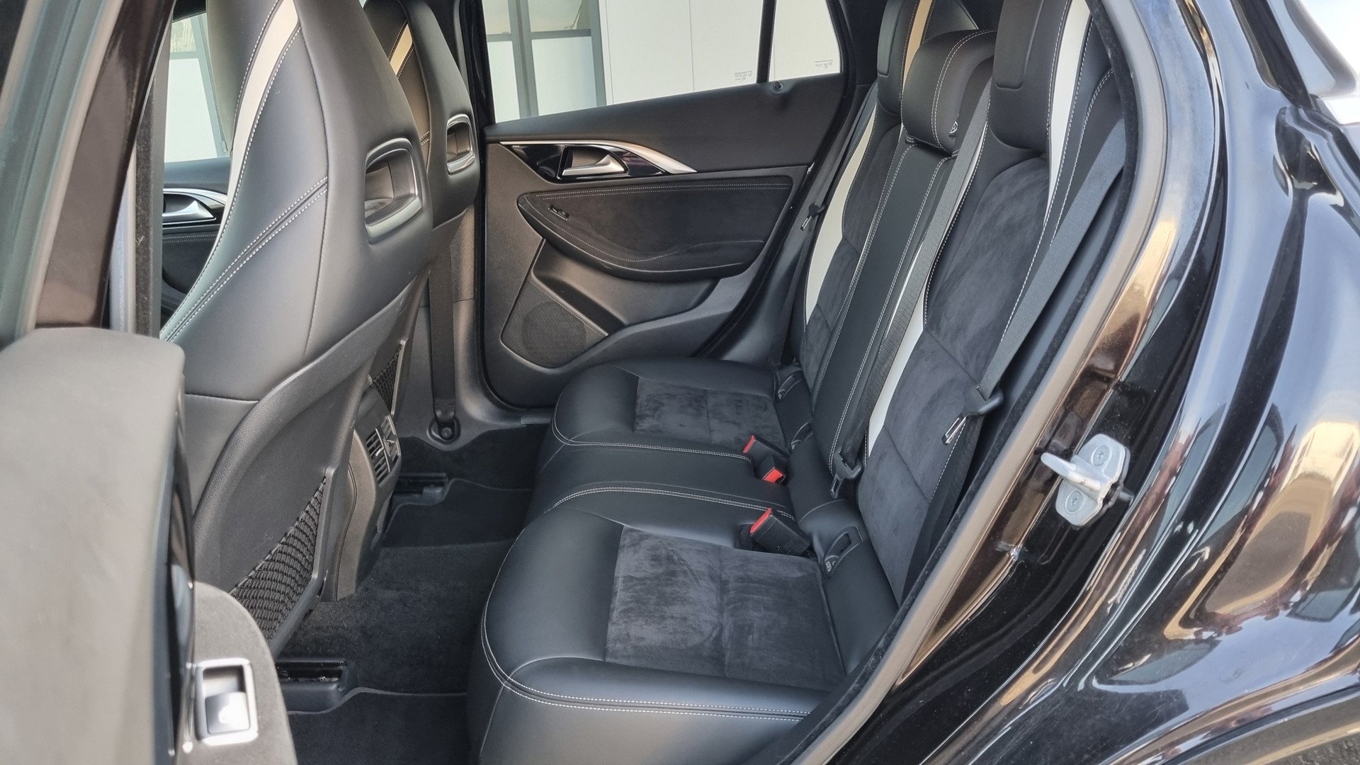 INFINITI Q30 2.0t Sport AWD DCT-image-8