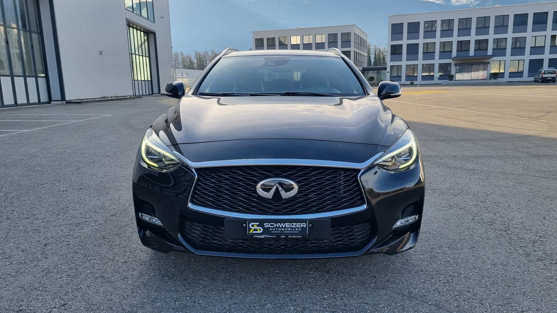 INFINITI Q30 2.0t Sport AWD DCT-showroom-element-2