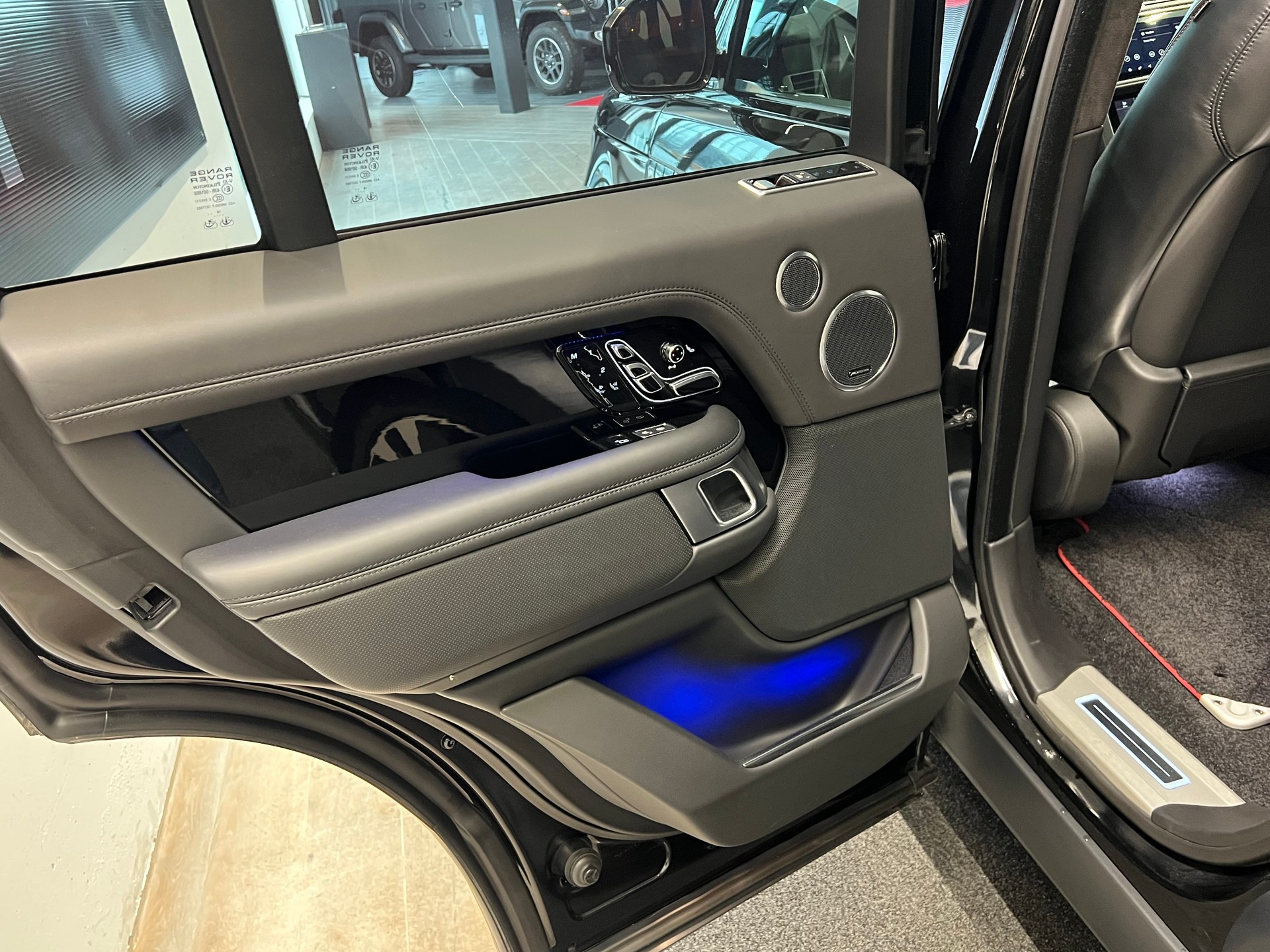 LAND ROVER Range Rover 5.0 V8 S/C SV AB Dynamic Automatic-image-15