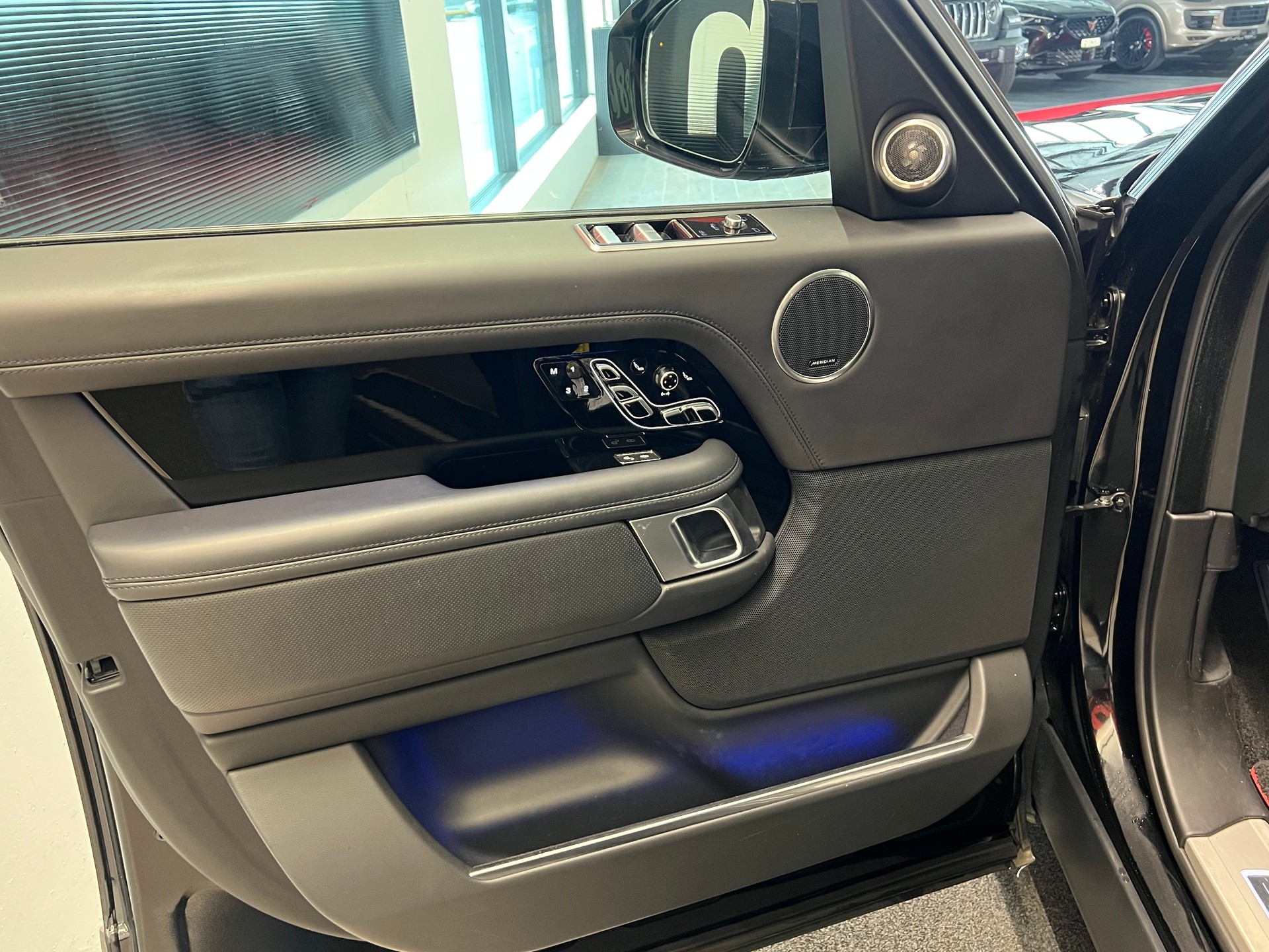 LAND ROVER Range Rover 5.0 V8 S/C SV AB Dynamic Automatic-image-11