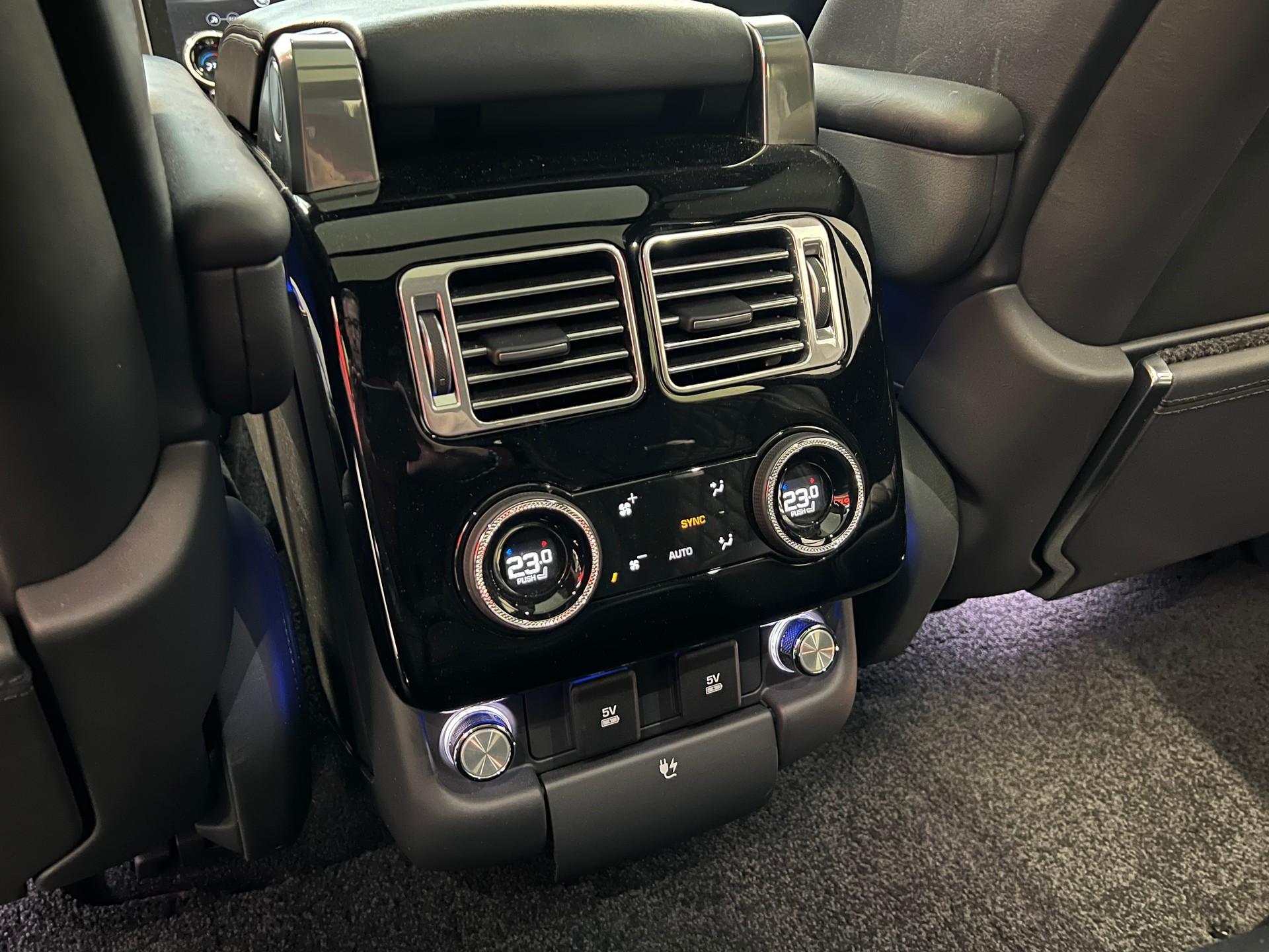 LAND ROVER Range Rover 5.0 V8 S/C SV AB Dynamic Automatic-image-18