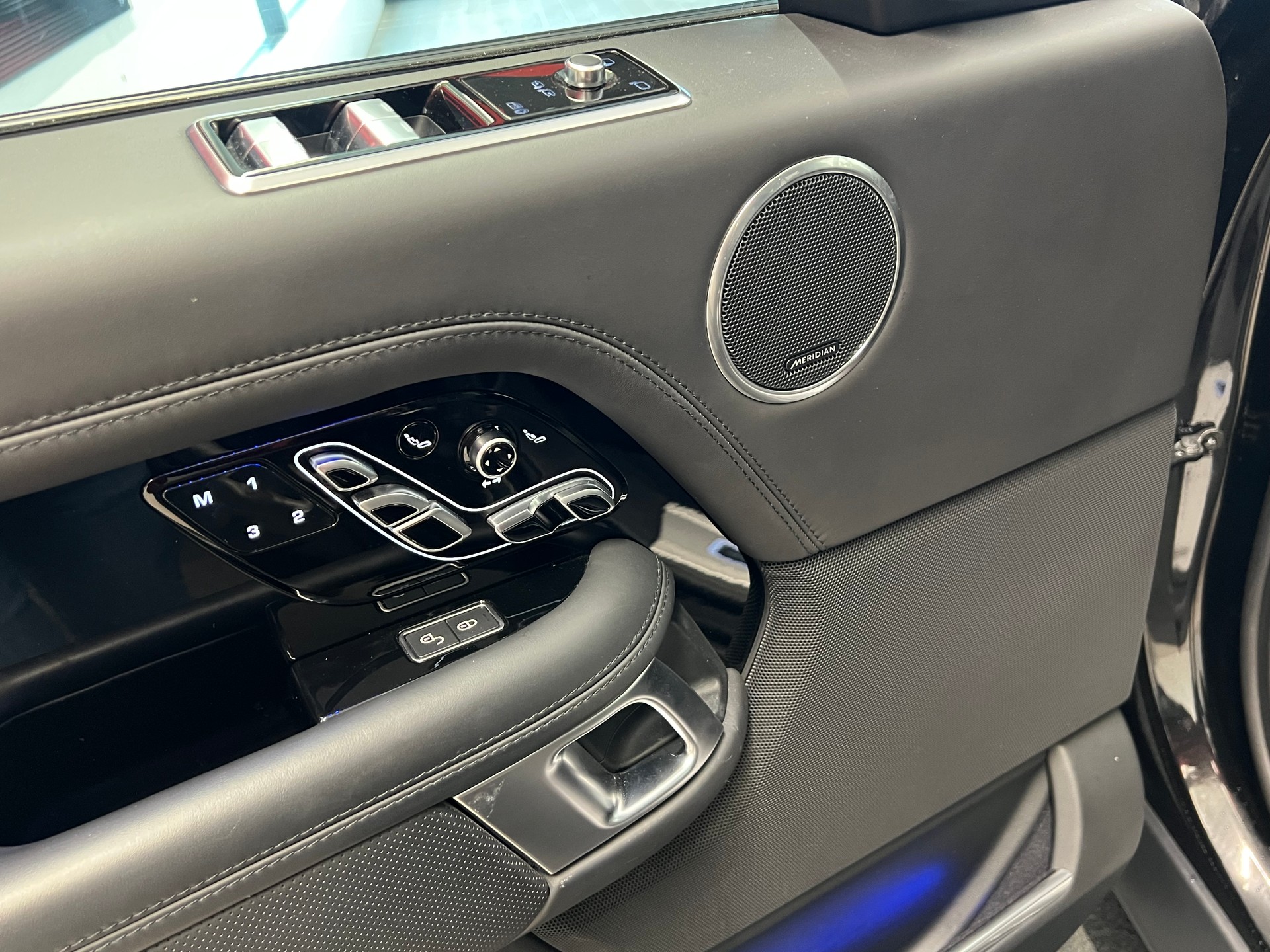 LAND ROVER Range Rover 5.0 V8 S/C SV AB Dynamic Automatic-image-12