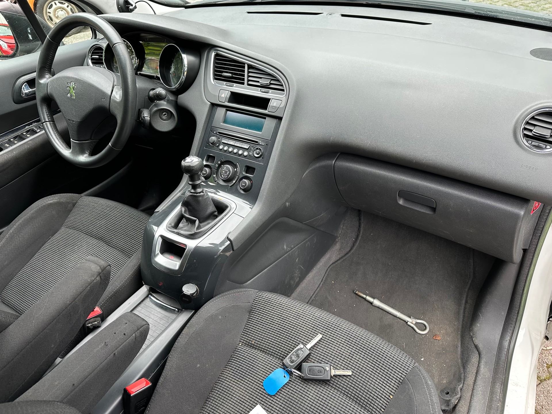 PEUGEOT 5008 1.6 16V T Allure FIXPREIS-image-11