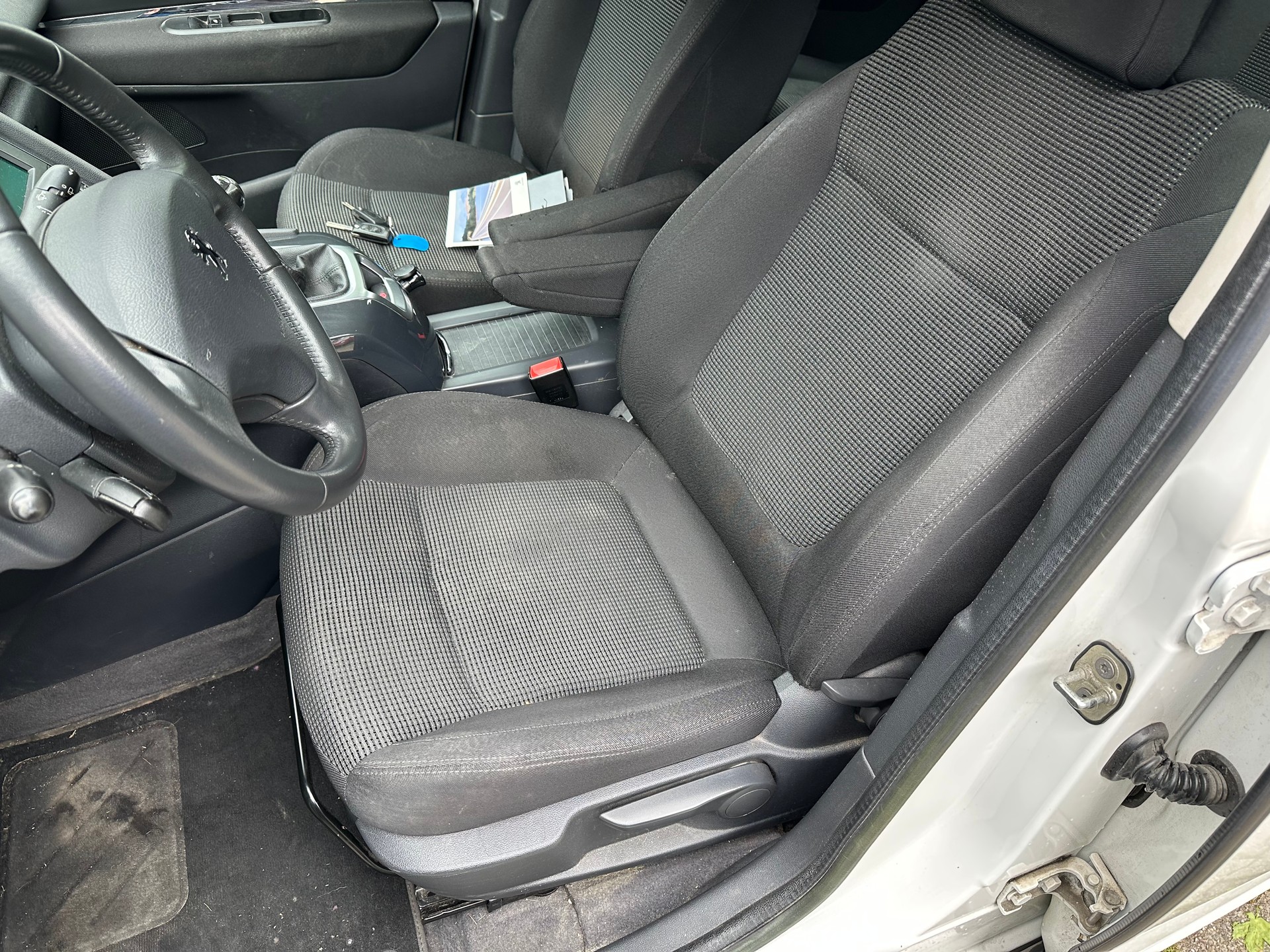 PEUGEOT 5008 1.6 16V T Allure FIXPREIS-image-9