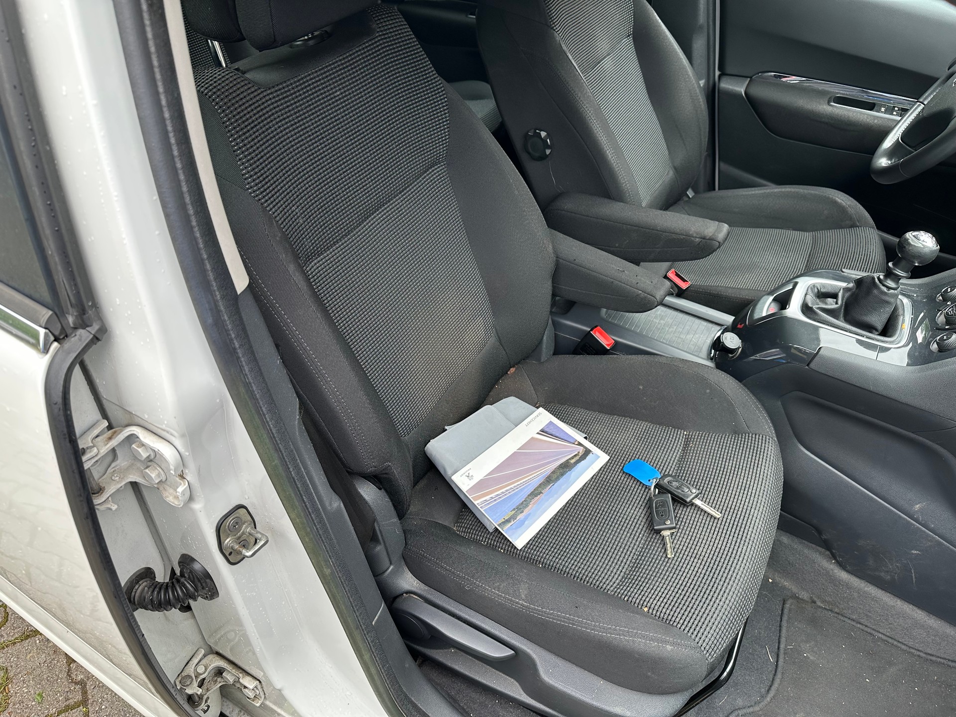 PEUGEOT 5008 1.6 16V T Allure FIXPREIS-image-10