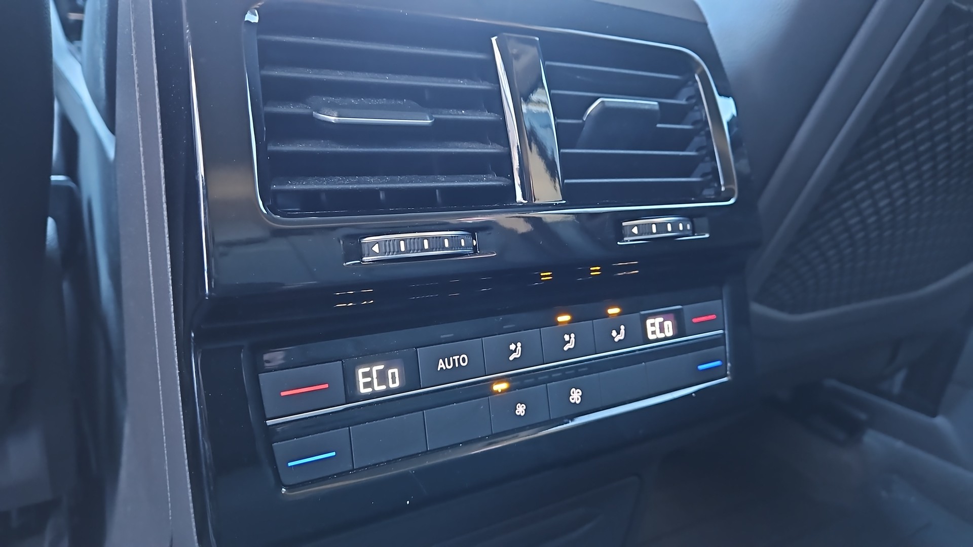 VW Touareg 3.0 TDI Atmosphere Tiptronic-image-10