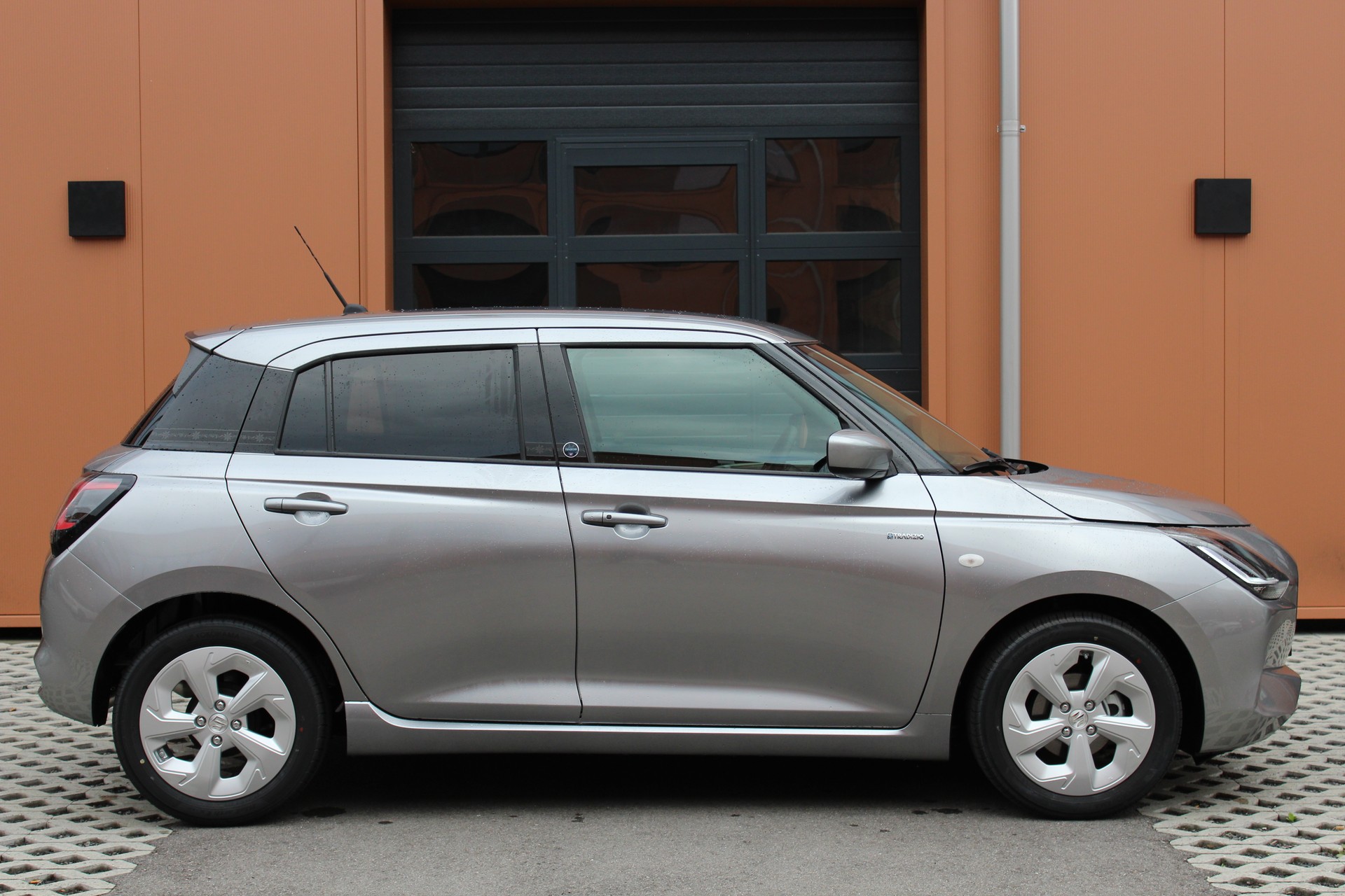 SUZUKI Swift 1.2 Compact + Hybrid CVT-image-2