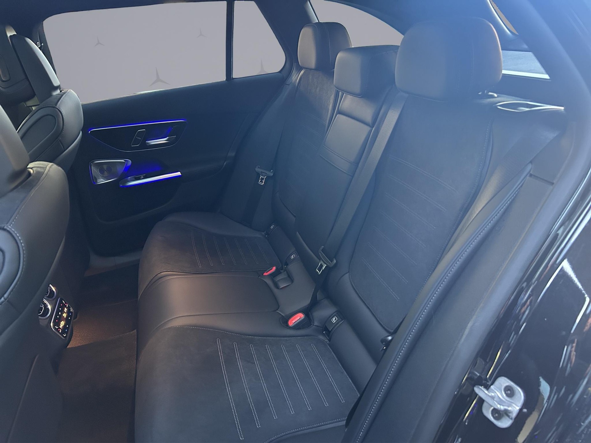 MERCEDES-BENZ C 220 d Swiss Star AMG Line 4matic Kombi-image-9
