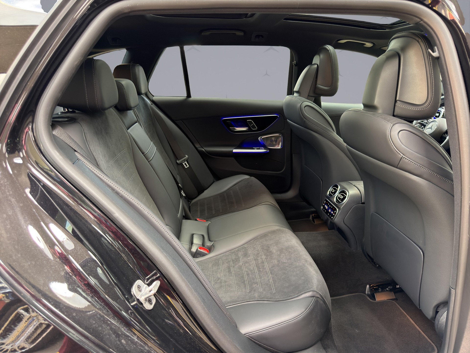 MERCEDES-BENZ C 220 d Swiss Star AMG Line 4matic Kombi-image-16