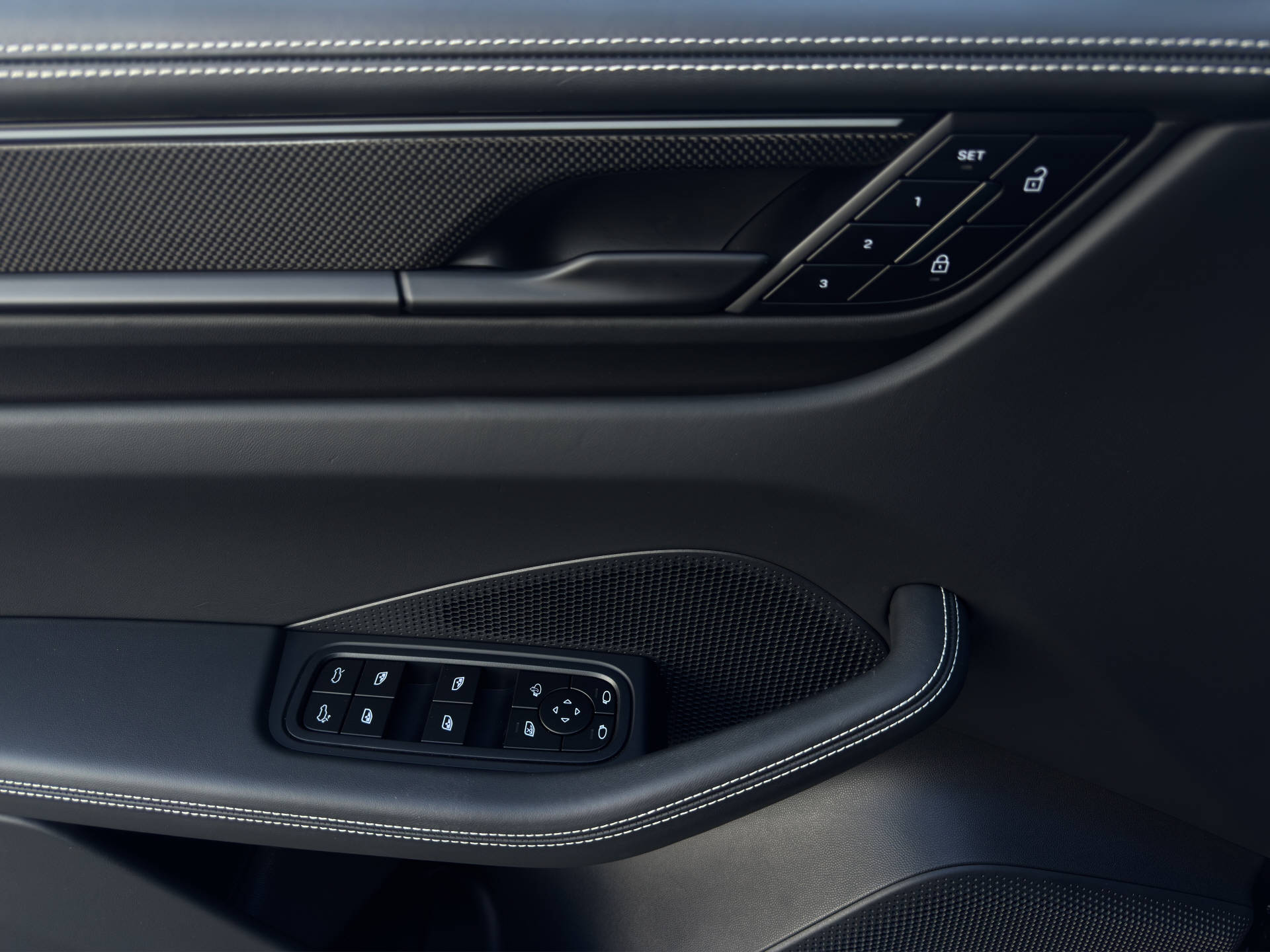 PORSCHE Macan Turbo-image-9