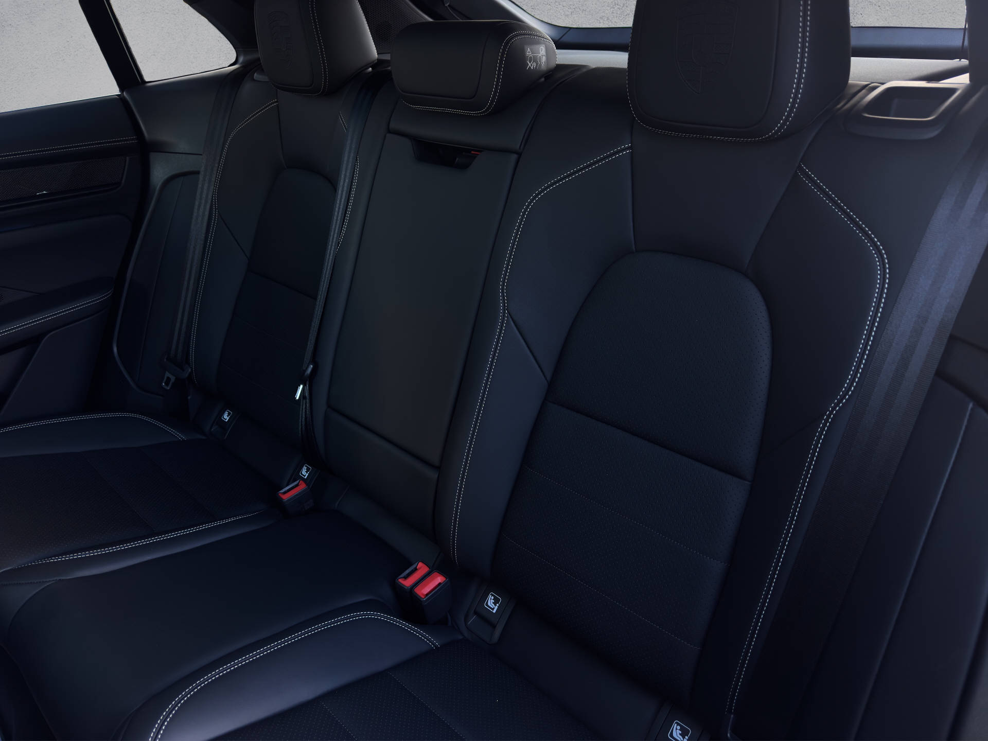 PORSCHE Macan Turbo-image-12
