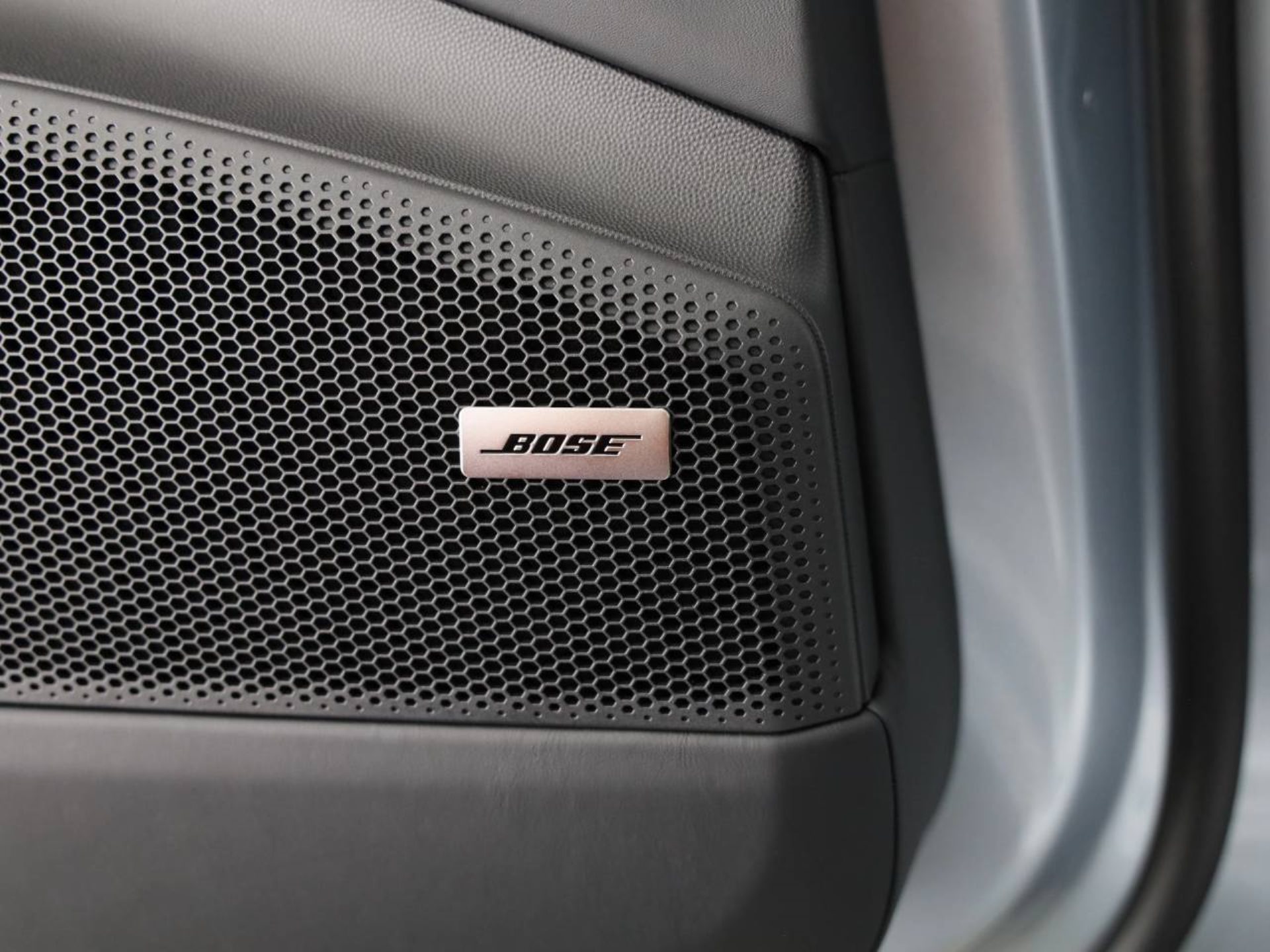 PORSCHE Macan-image-16