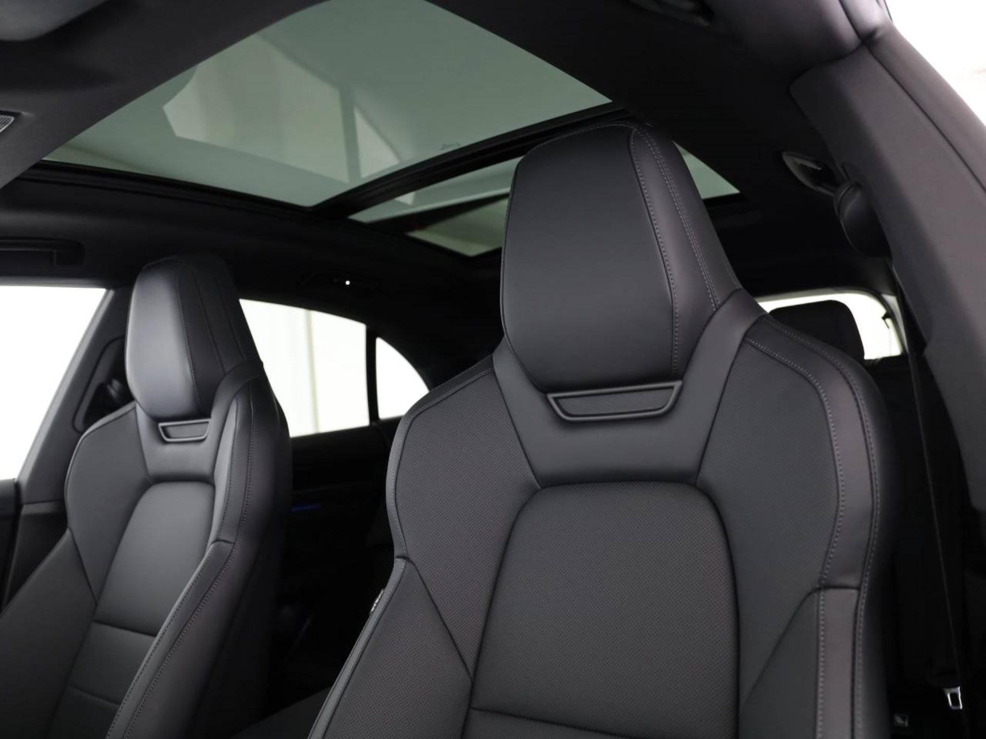 PORSCHE Macan-image-4