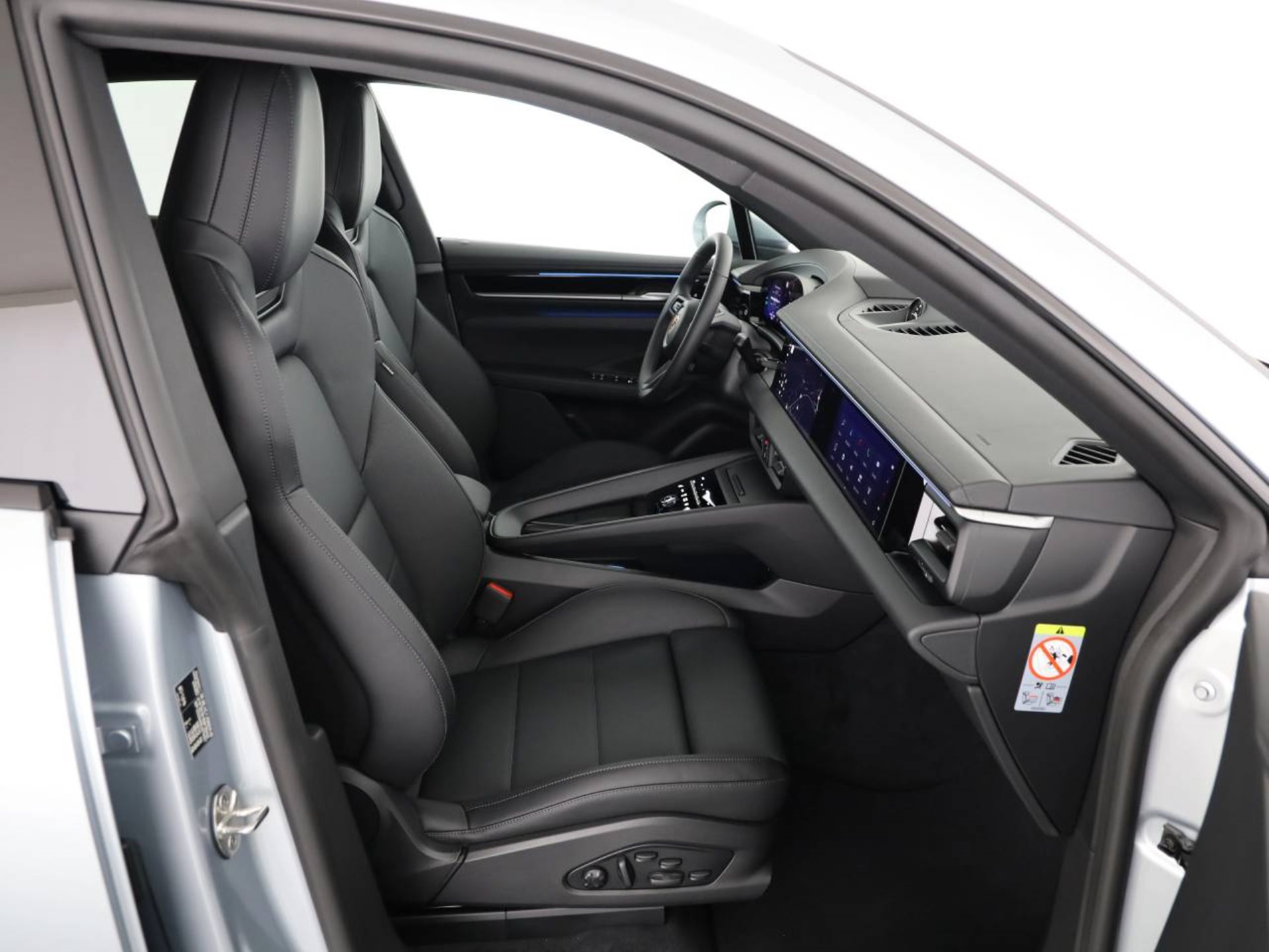 PORSCHE Macan-image-13