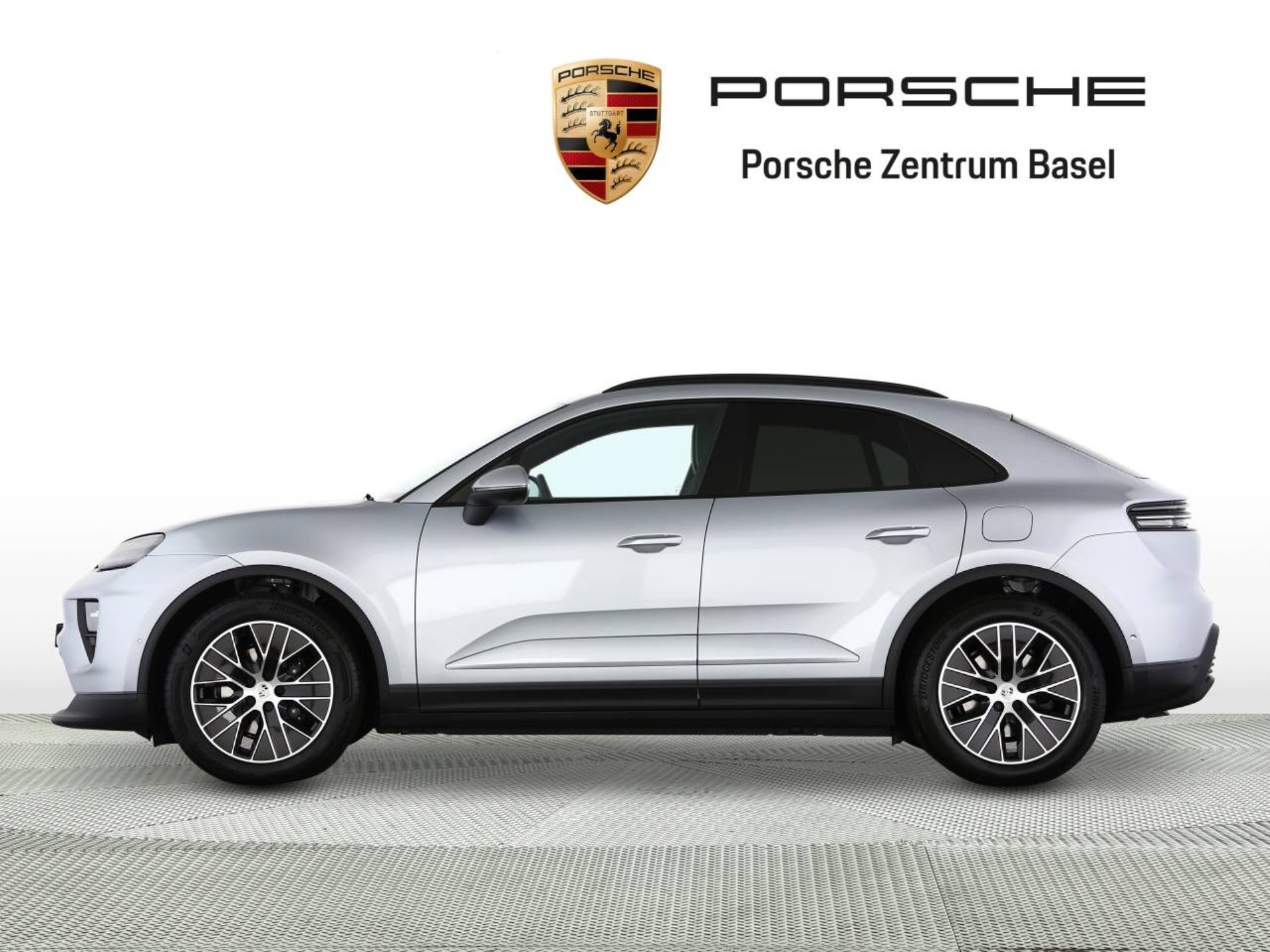 PORSCHE Macan-showroom-element-1