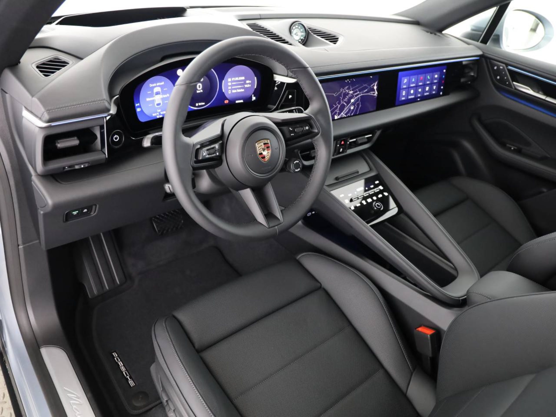 PORSCHE Macan-showroom-element-3