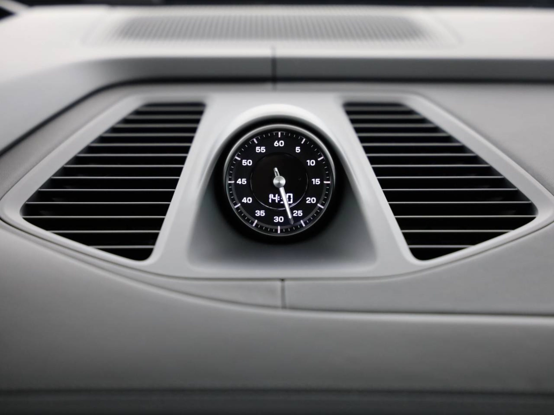 PORSCHE Macan-image-17