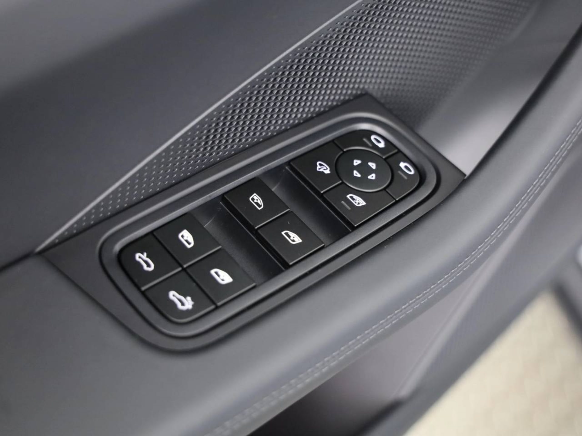 PORSCHE Macan-image-19