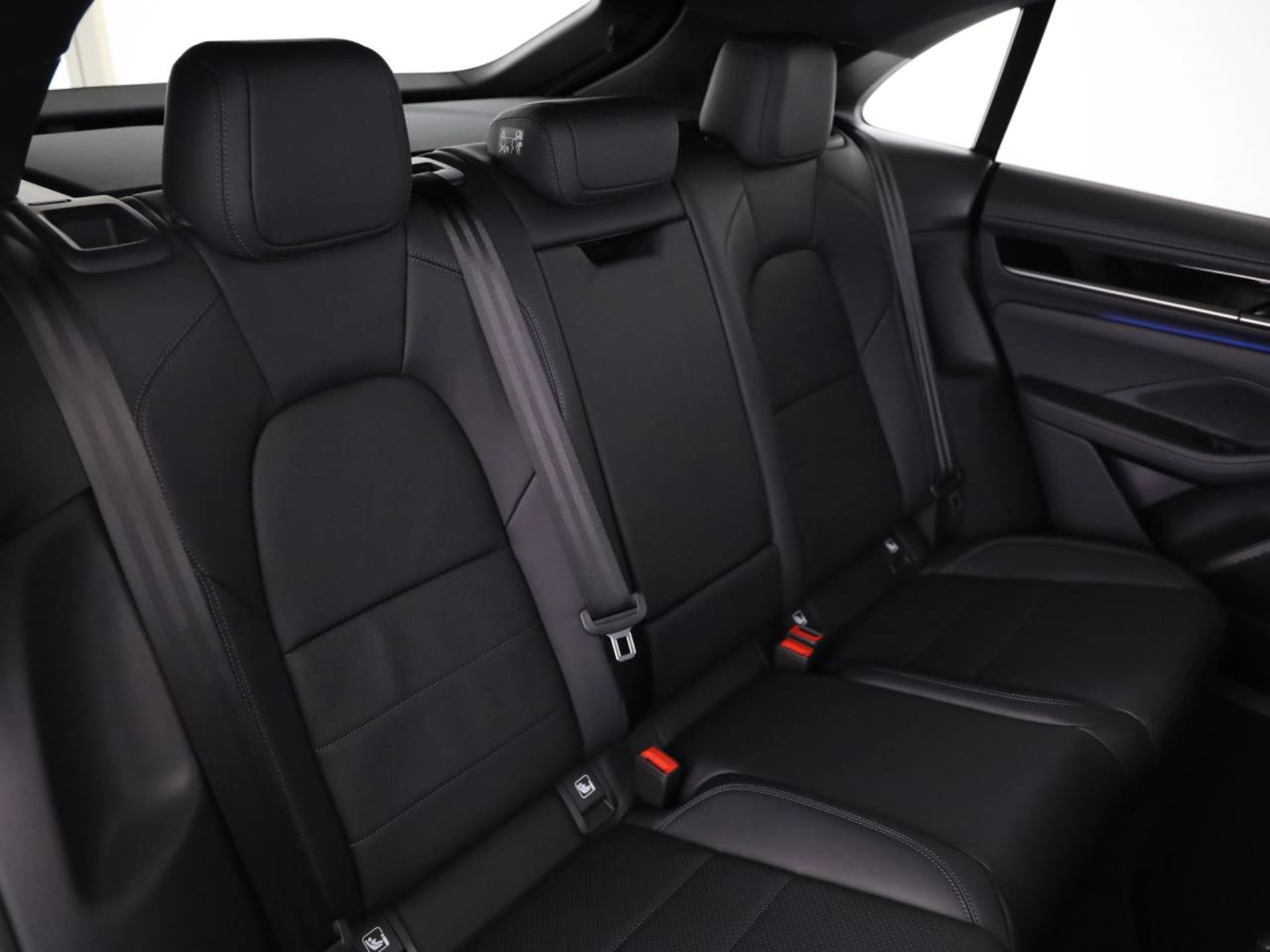 PORSCHE Macan-image-14