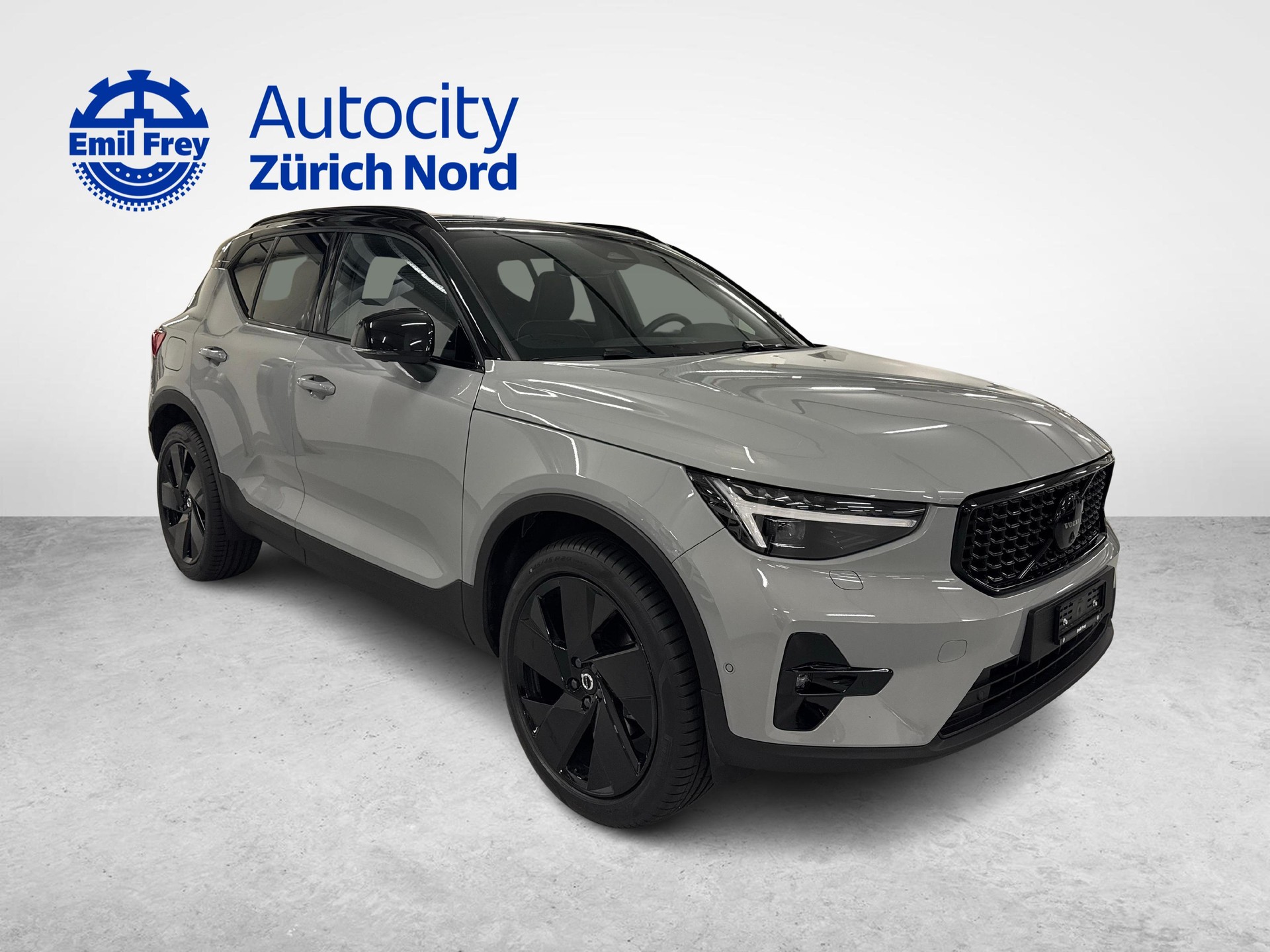 VOLVO XC40 2.0 B4 MH Black Edition-image-2