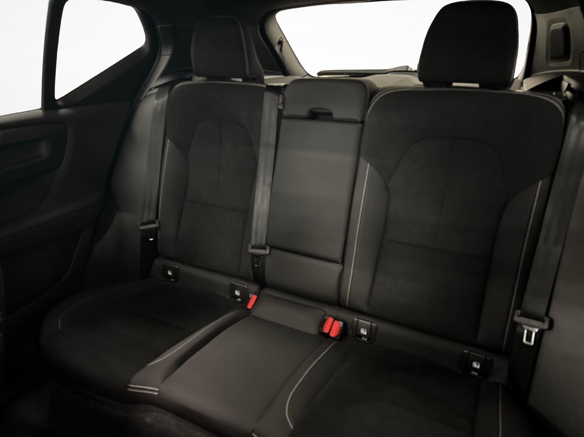 VOLVO XC40 2.0 B4 MH Black Edition-image-9