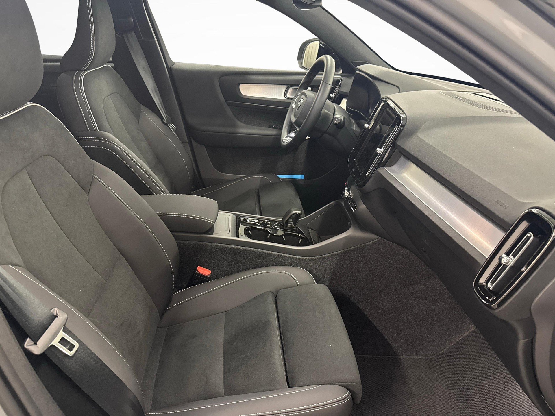 VOLVO XC40 2.0 B4 MH Black Edition-image-7
