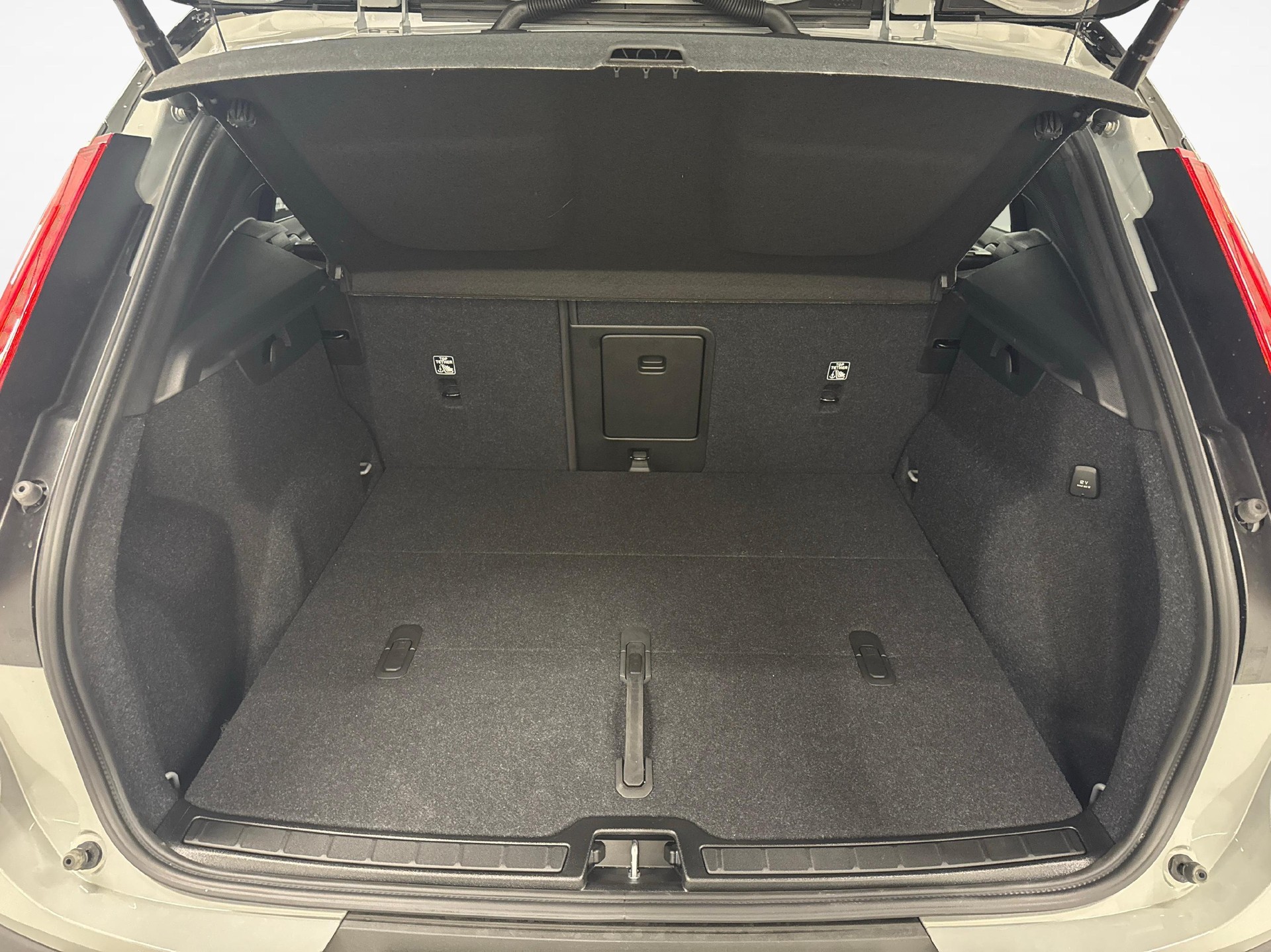 VOLVO XC40 2.0 B4 MH Black Edition-image-8