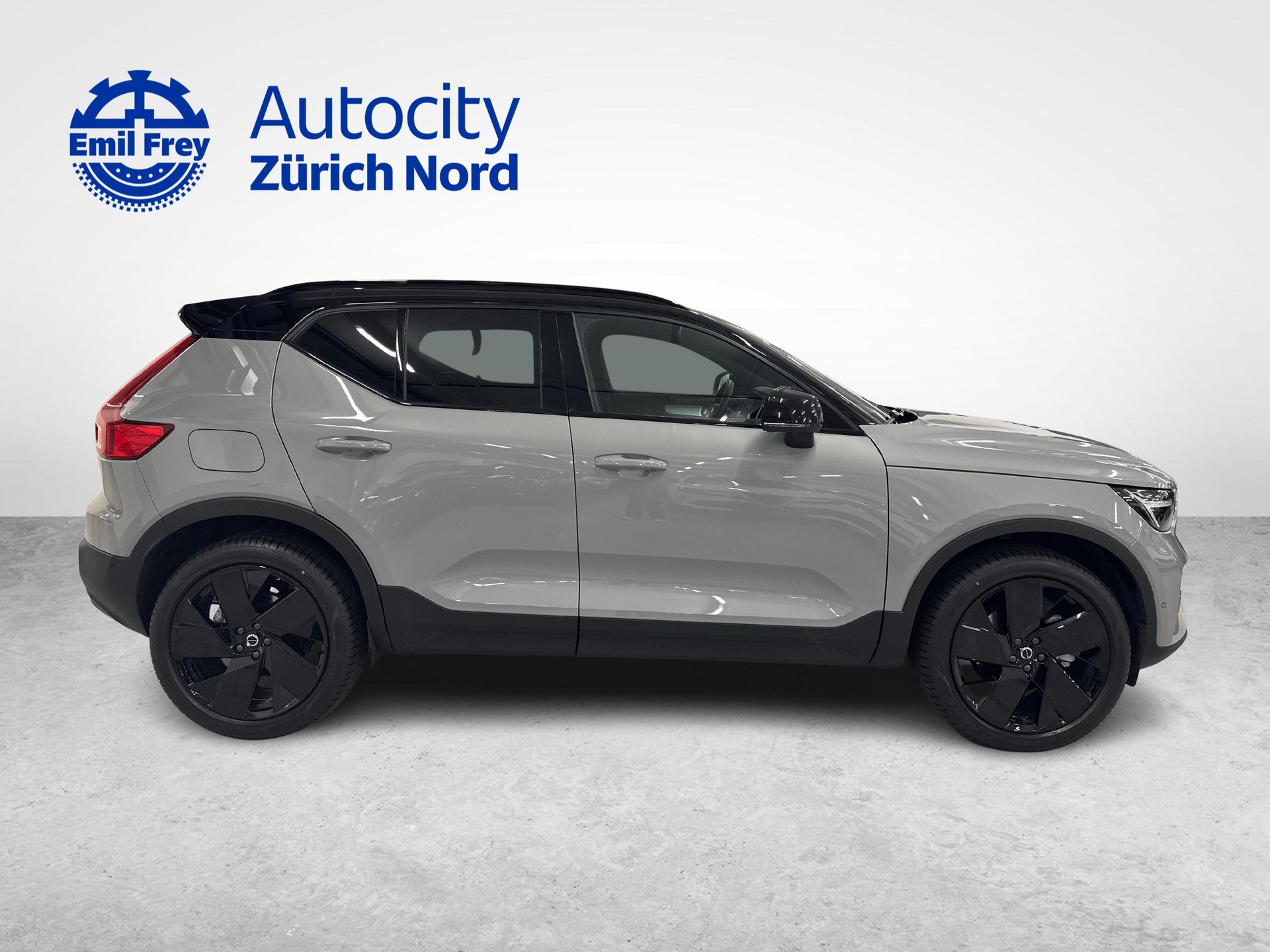 VOLVO XC40 2.0 B4 MH Black Edition-image-3