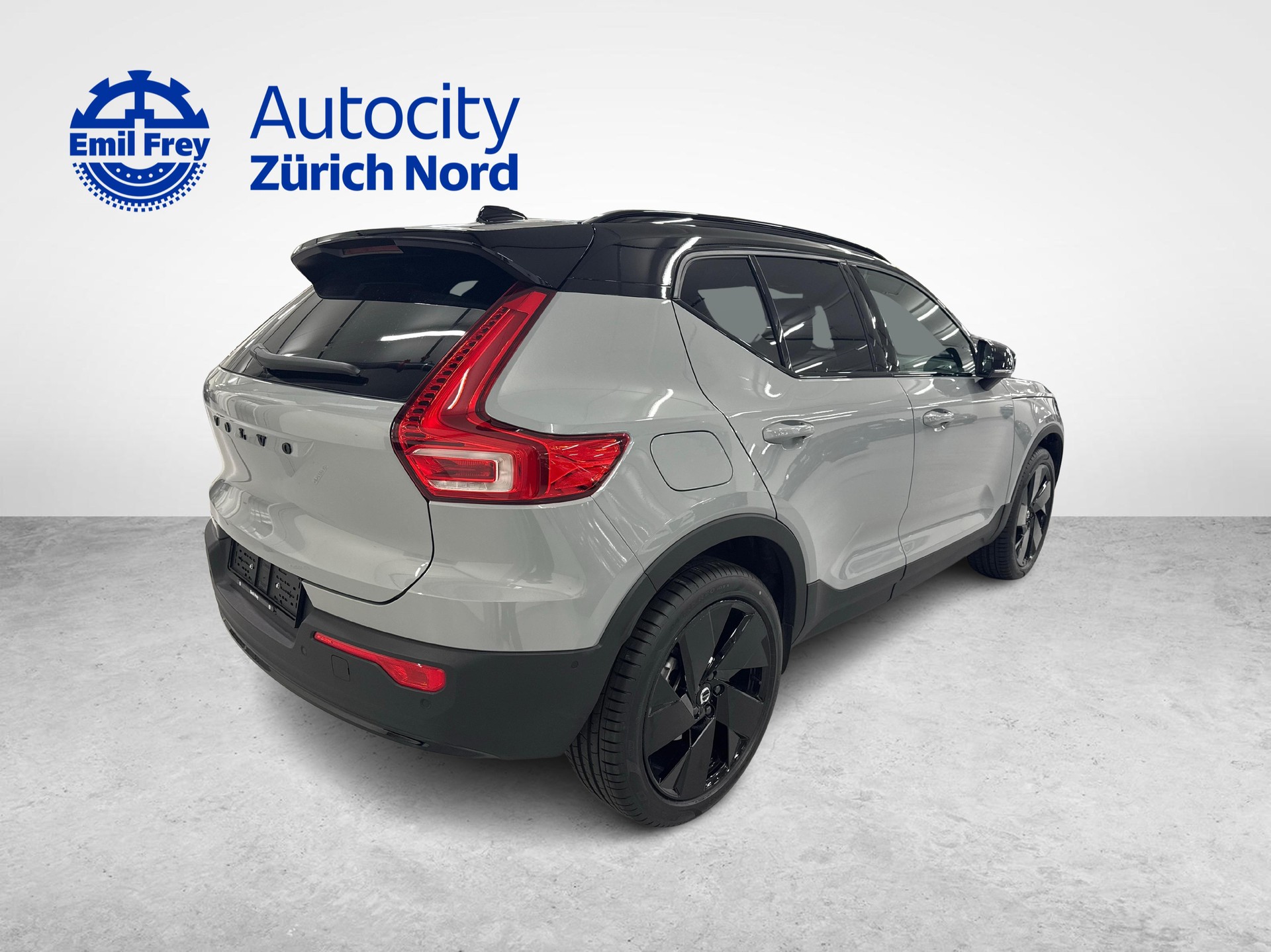 VOLVO XC40 2.0 B4 MH Black Edition-image-4