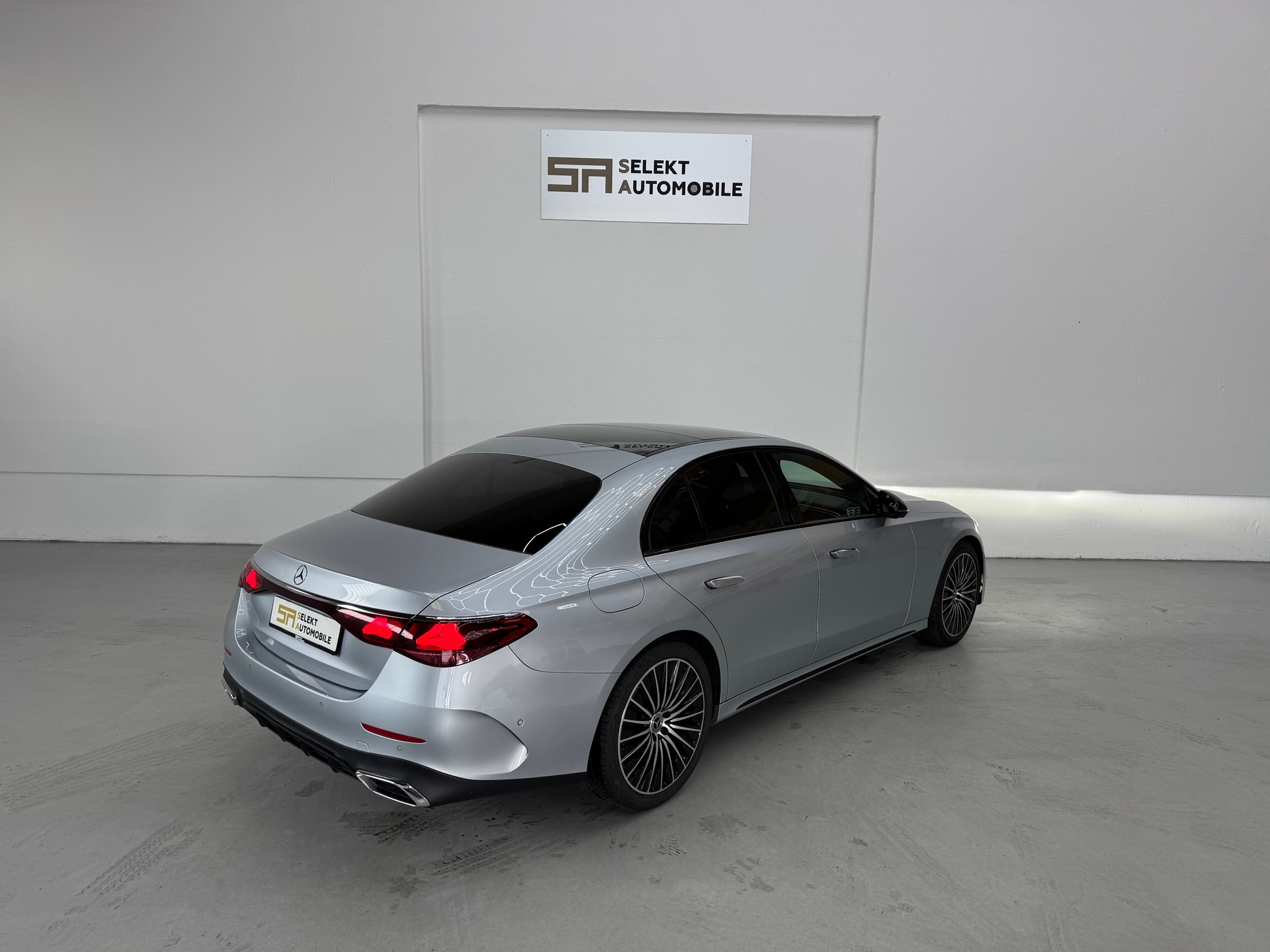 MERCEDES-BENZ E 220 d 4Matic 9G-Tronic-image-5