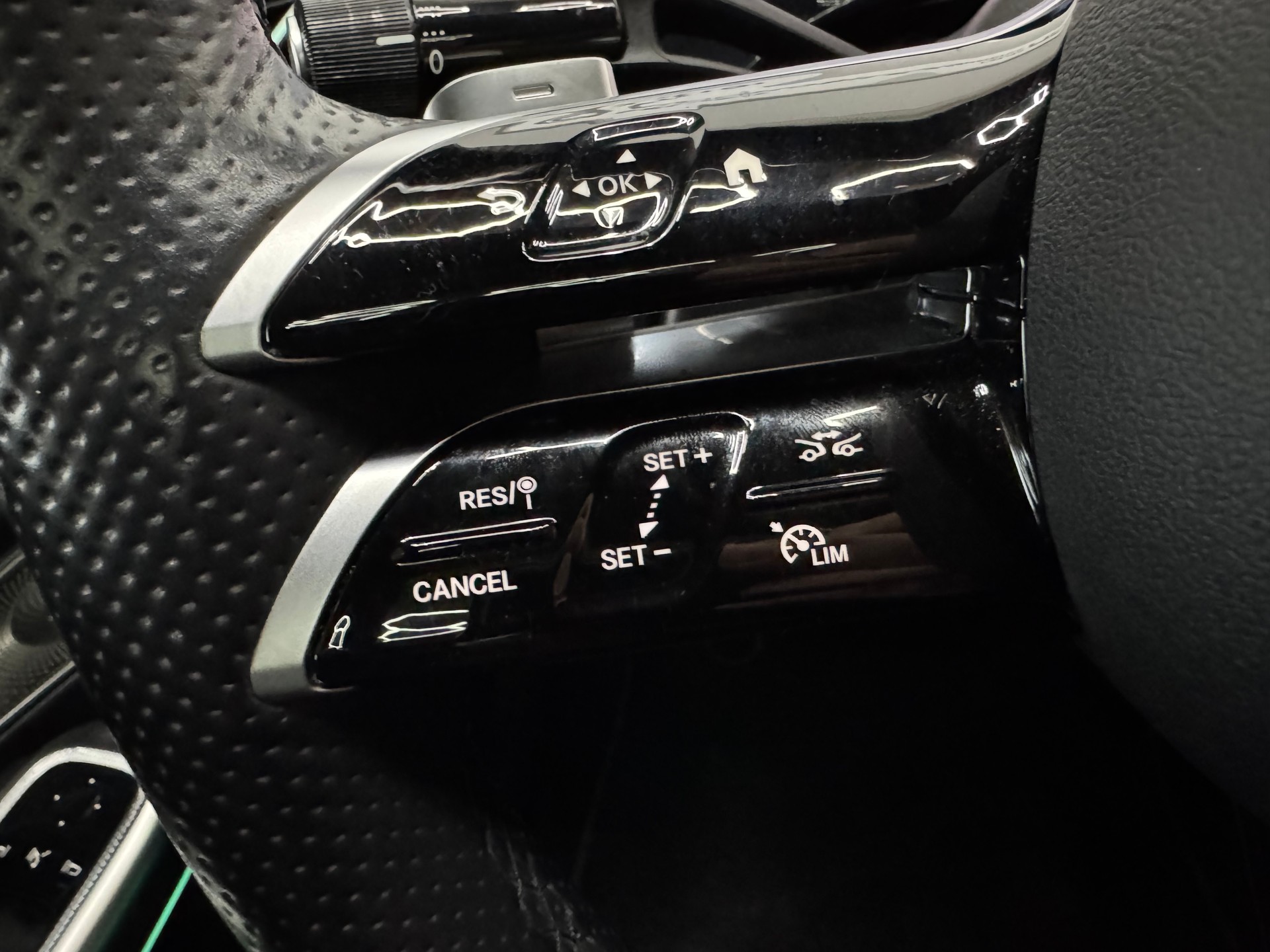 MERCEDES-BENZ E 220 d 4Matic 9G-Tronic-image-16