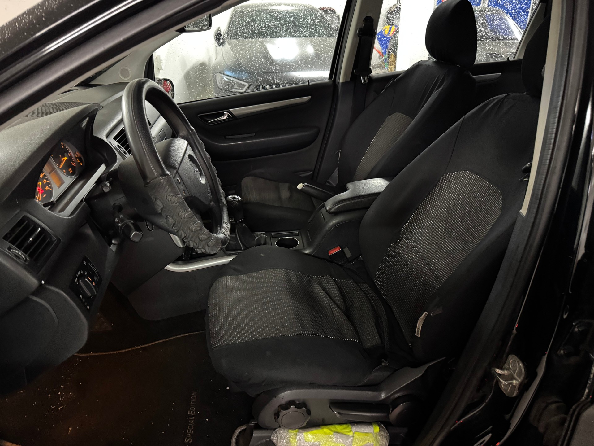 MERCEDES-BENZ B 150 Special Edition-image-8