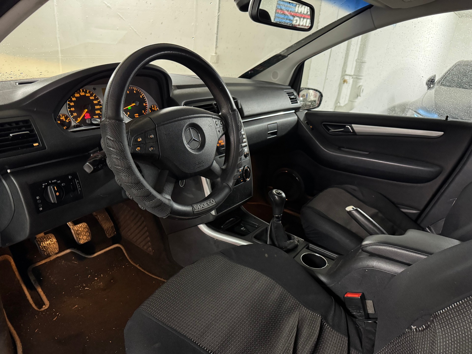 MERCEDES-BENZ B 150 Special Edition-image-9